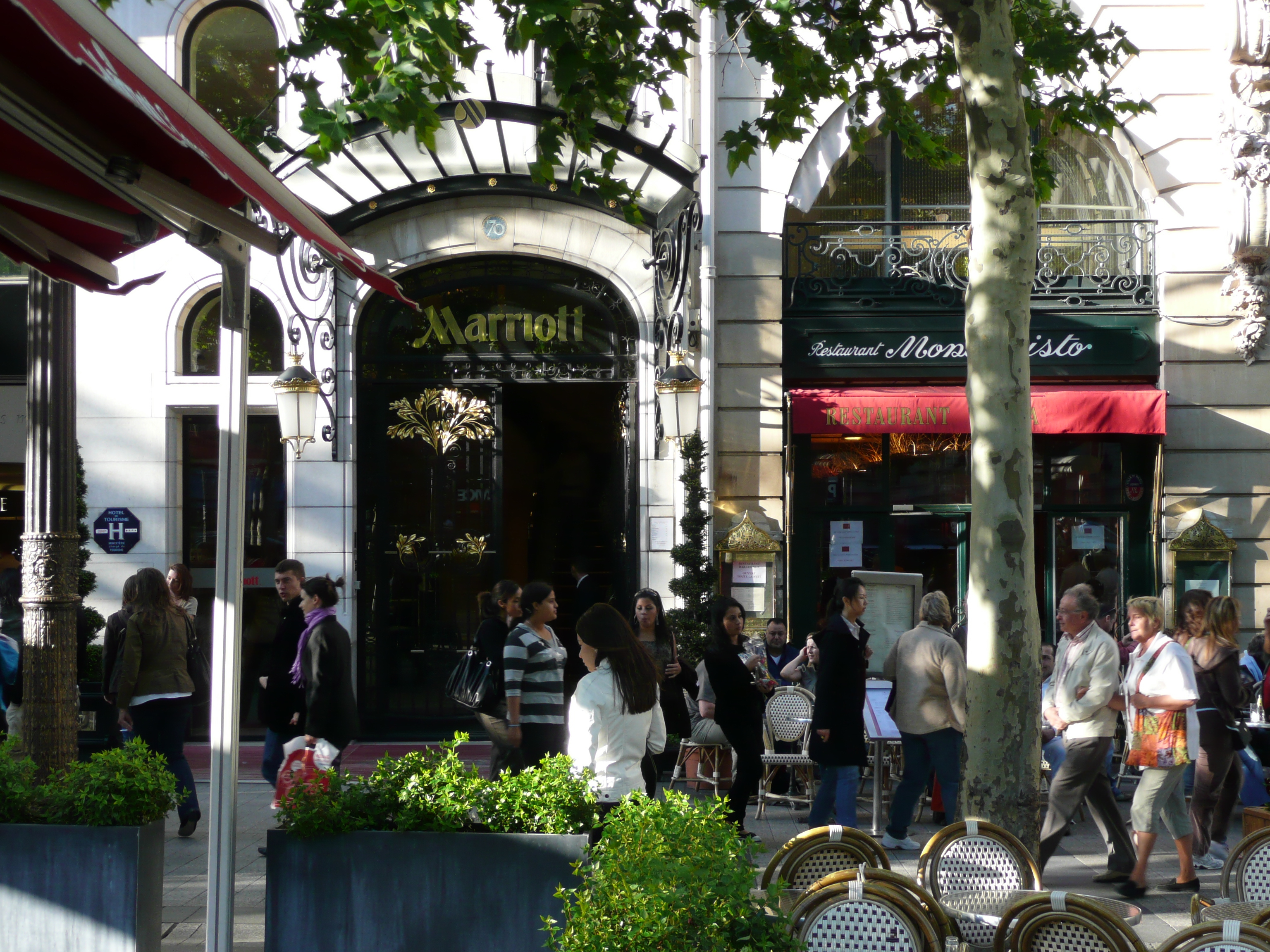 Photo France Paris Avenue des Champs Elysees 2007-04 138
