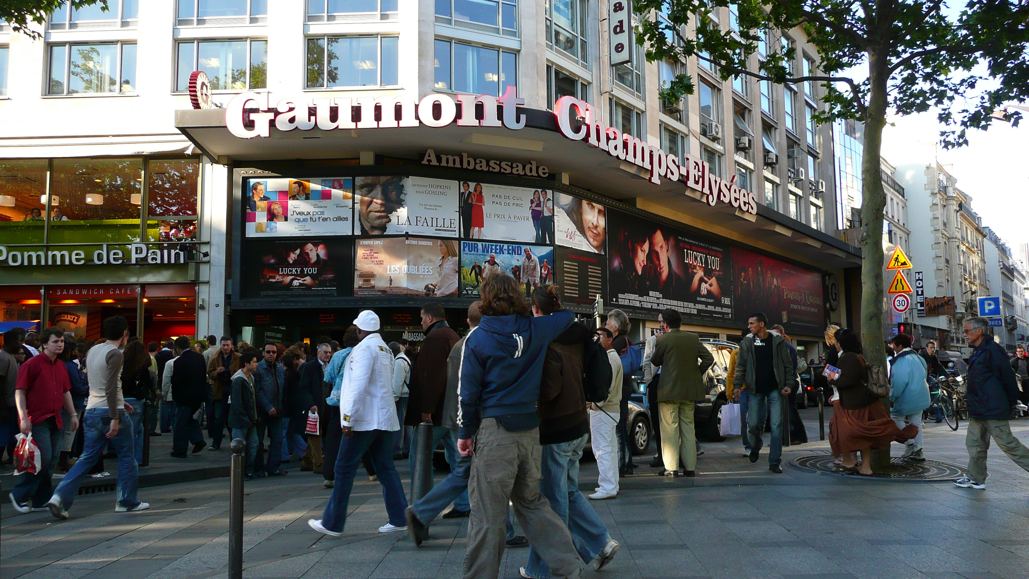 Photo France Paris Avenue des Champs Elysees 2007-04 78