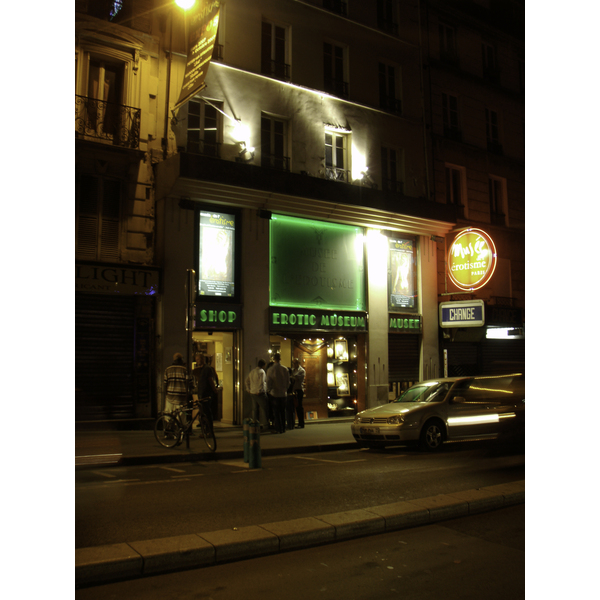 Photo France Paris Pigalle de nuit 2007-07 3