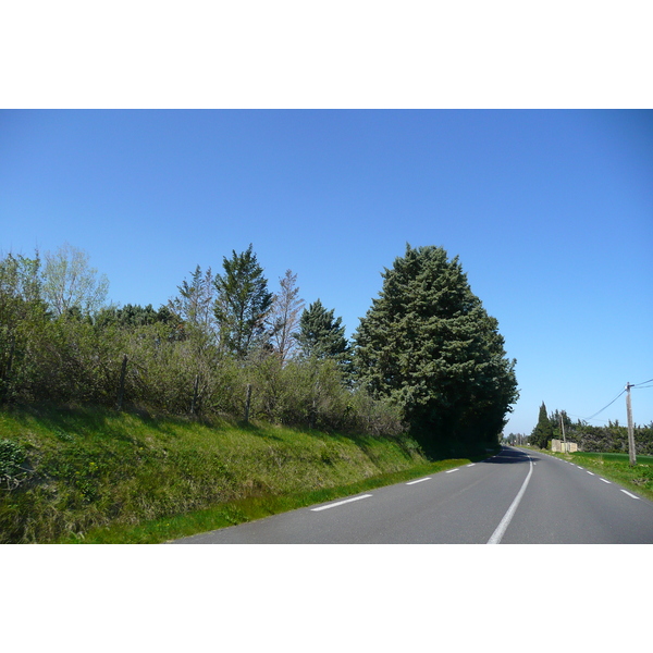 Photo France Provence route de Beaucaire au Pont du gard 2008-04 11