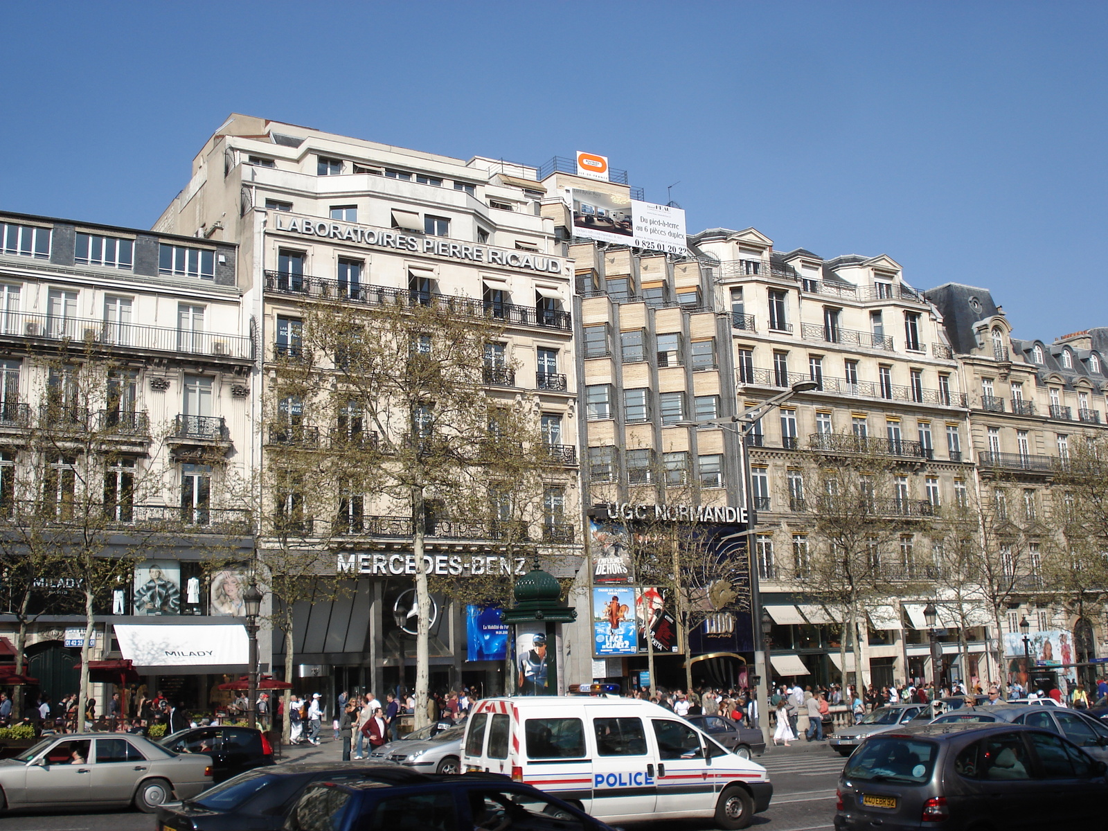 Photo France Paris Avenue des Champs Elysees 2006-04 22