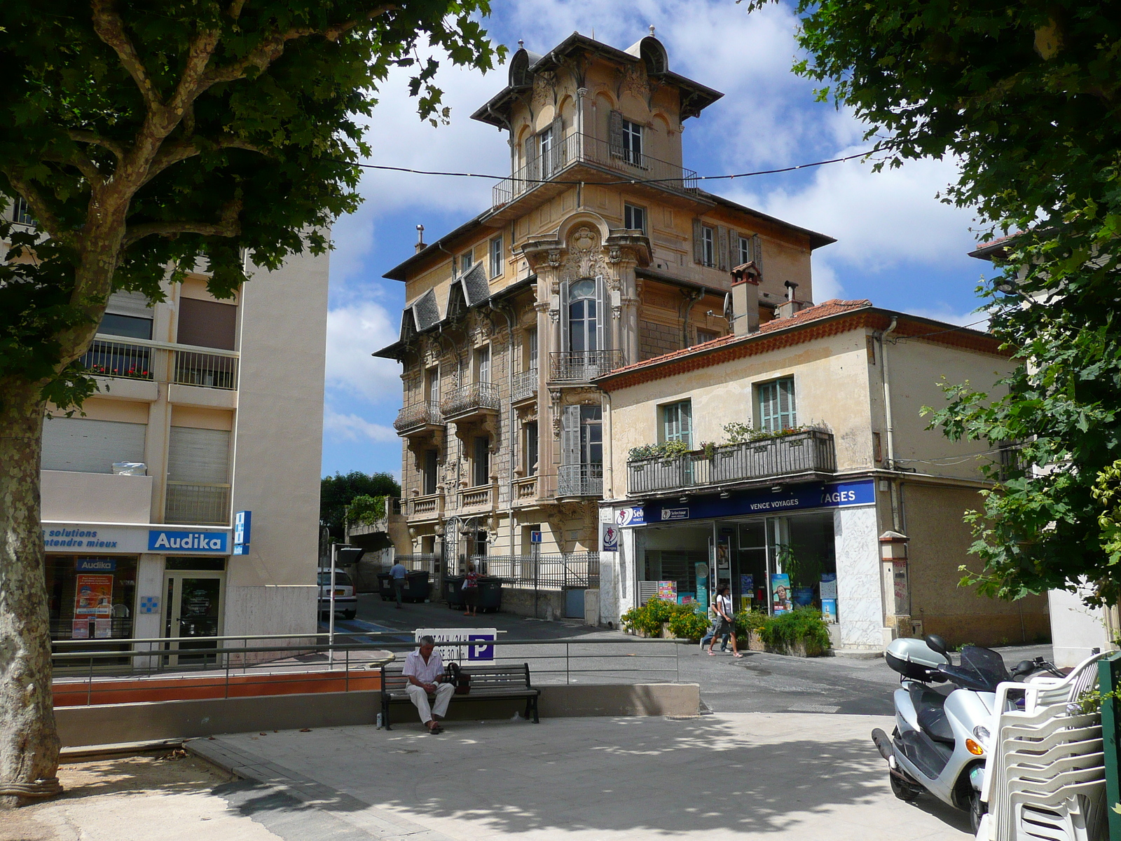 Photo France Vence Place du Grand Jardin 2007-07 16