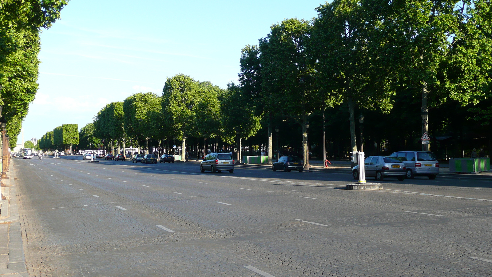 Photo France Paris Avenue des Champs Elysees 2007-04 52