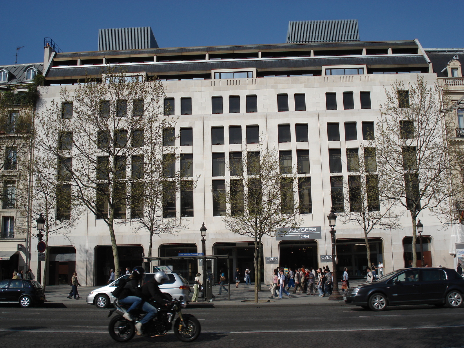 Photo France Paris Avenue des Champs Elysees 2006-04 40