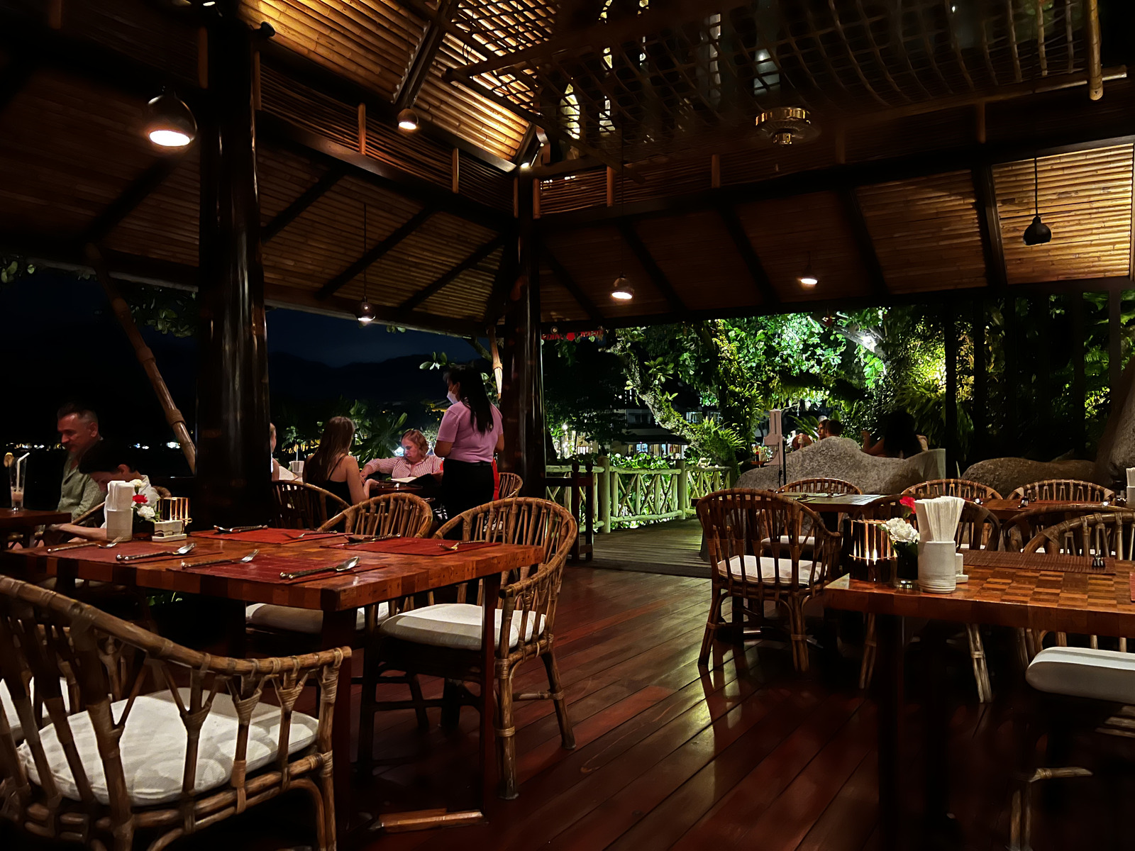 Photo Thaïlande Phuket Plage de Karon Restaurant On the rock 2021-12 10
