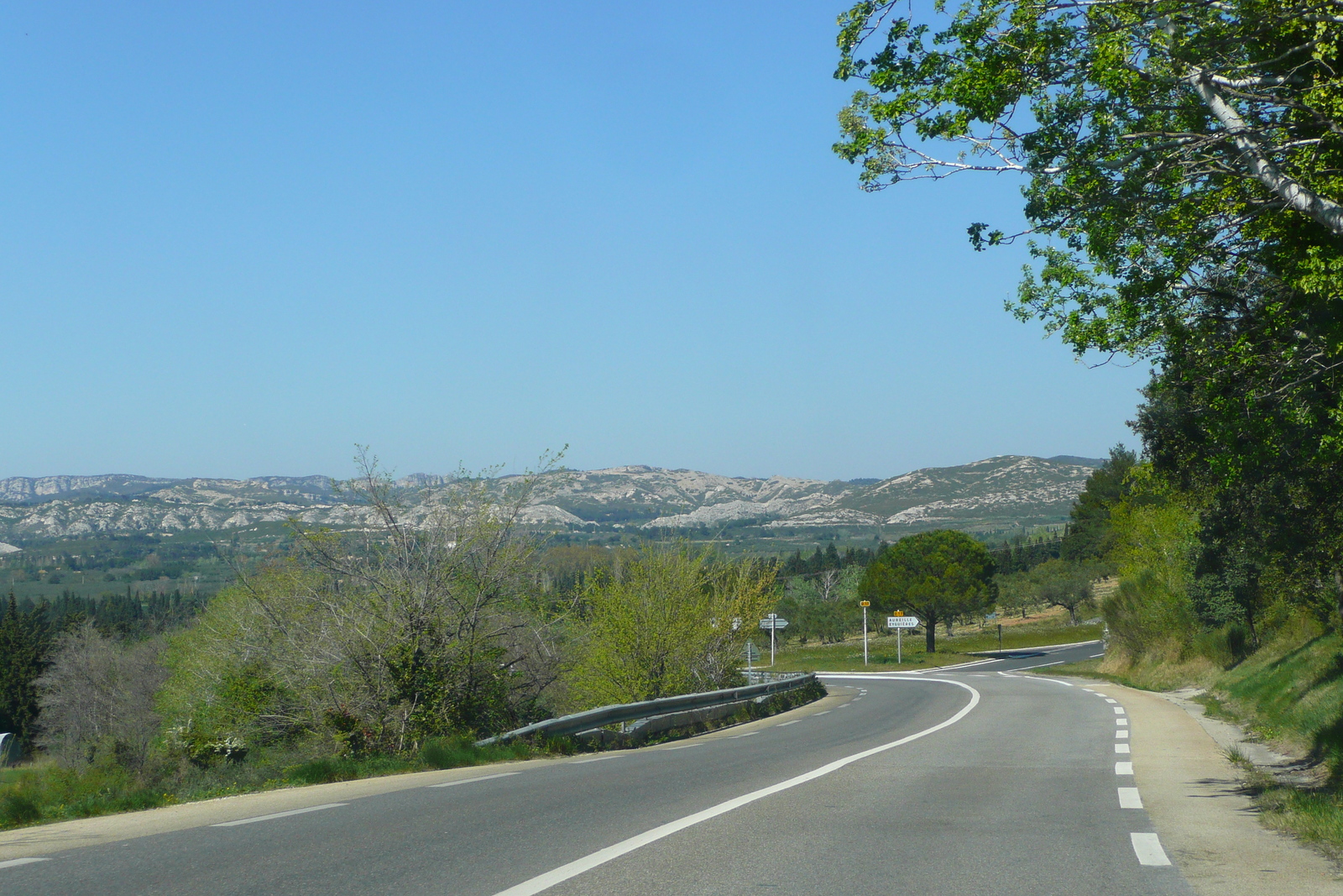 Photo France Provence route de Aix à Mouries 2008-04 18