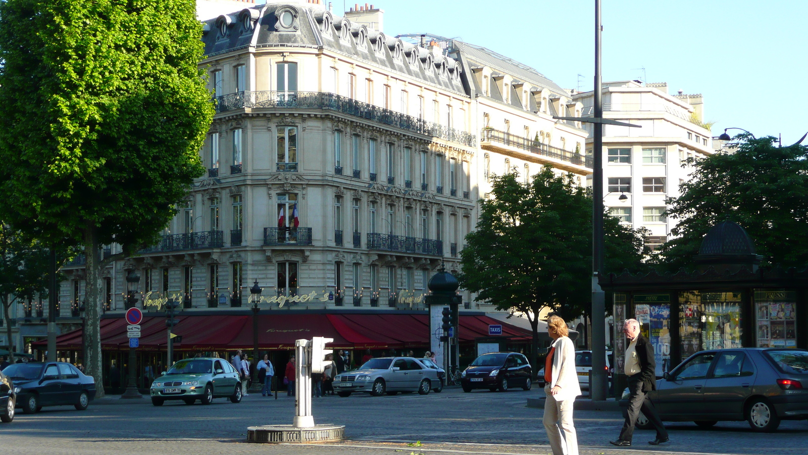 Photo France Paris Avenue des Champs Elysees 2007-04 134
