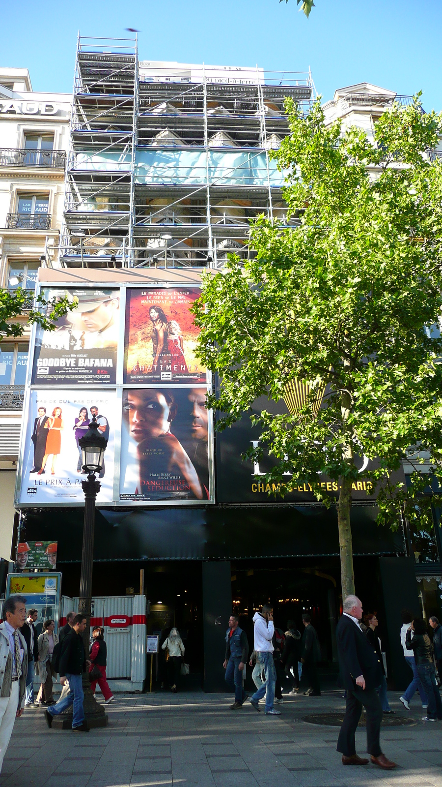 Photo France Paris Avenue des Champs Elysees 2007-04 141