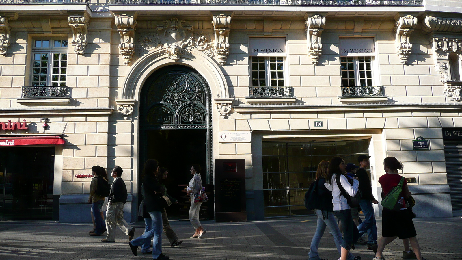 Photo France Paris Avenue des Champs Elysees 2007-04 148