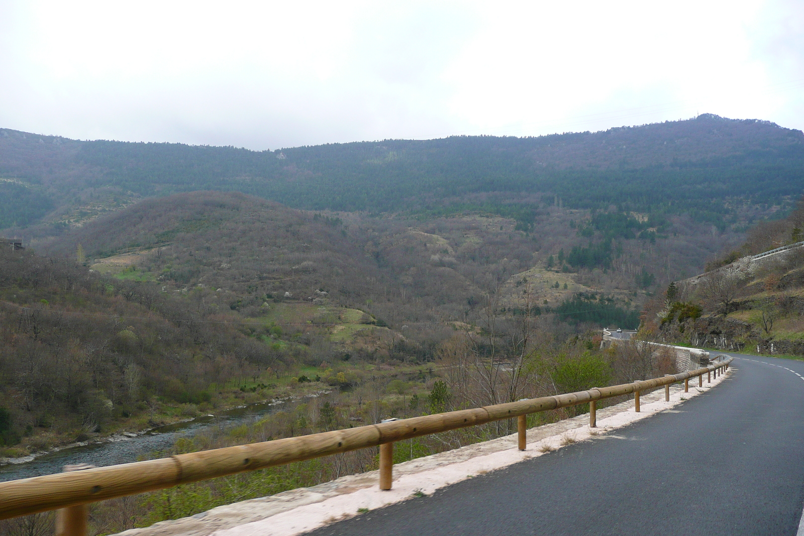 Photo France Les Cévennes route de Cocures à Florac 2008-04 11
