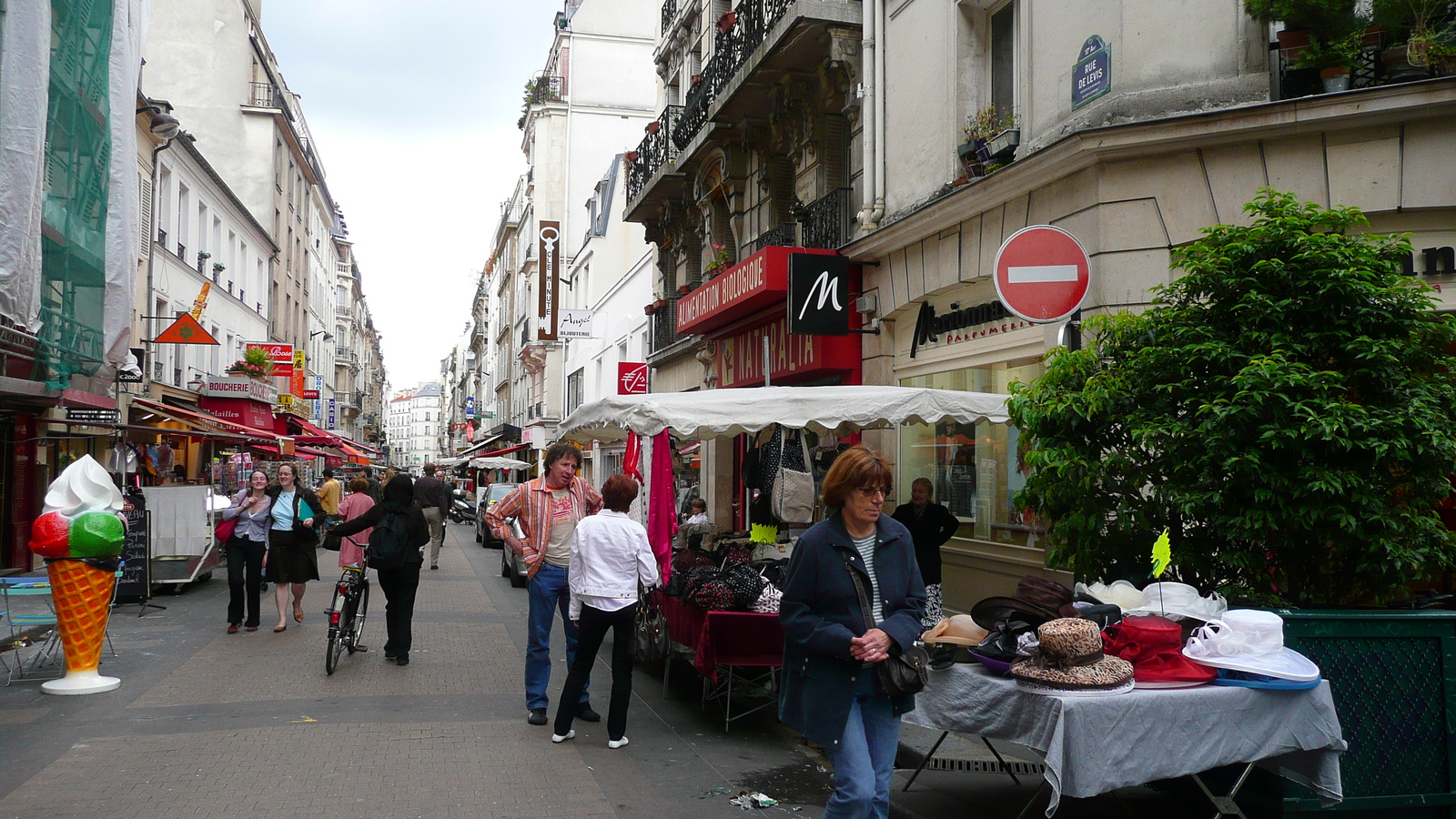 Photo France Paris 17eme Arrondissement Rue de Lévis 2007-05 9