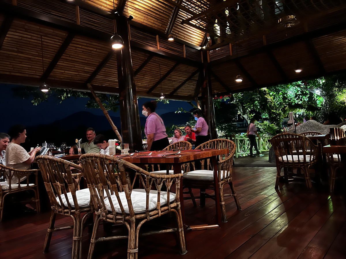 Photo Thaïlande Phuket Plage de Karon Restaurant On the rock 2021-12 63