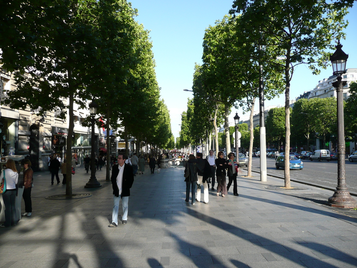 Photo France Paris Avenue des Champs Elysees 2007-04 24