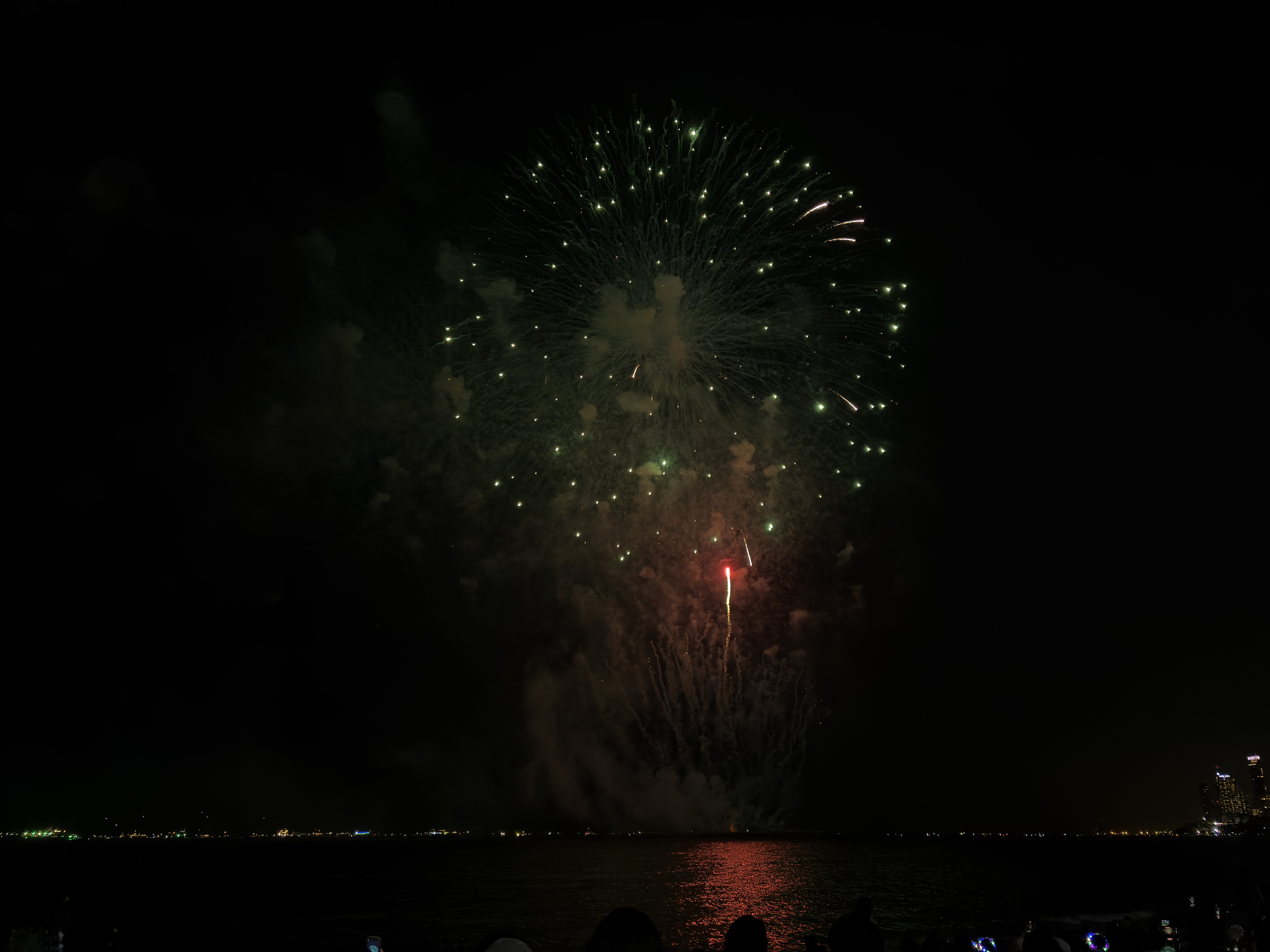 Picture Thailand Pattaya Fireworks 2024-12 26 - Center Fireworks