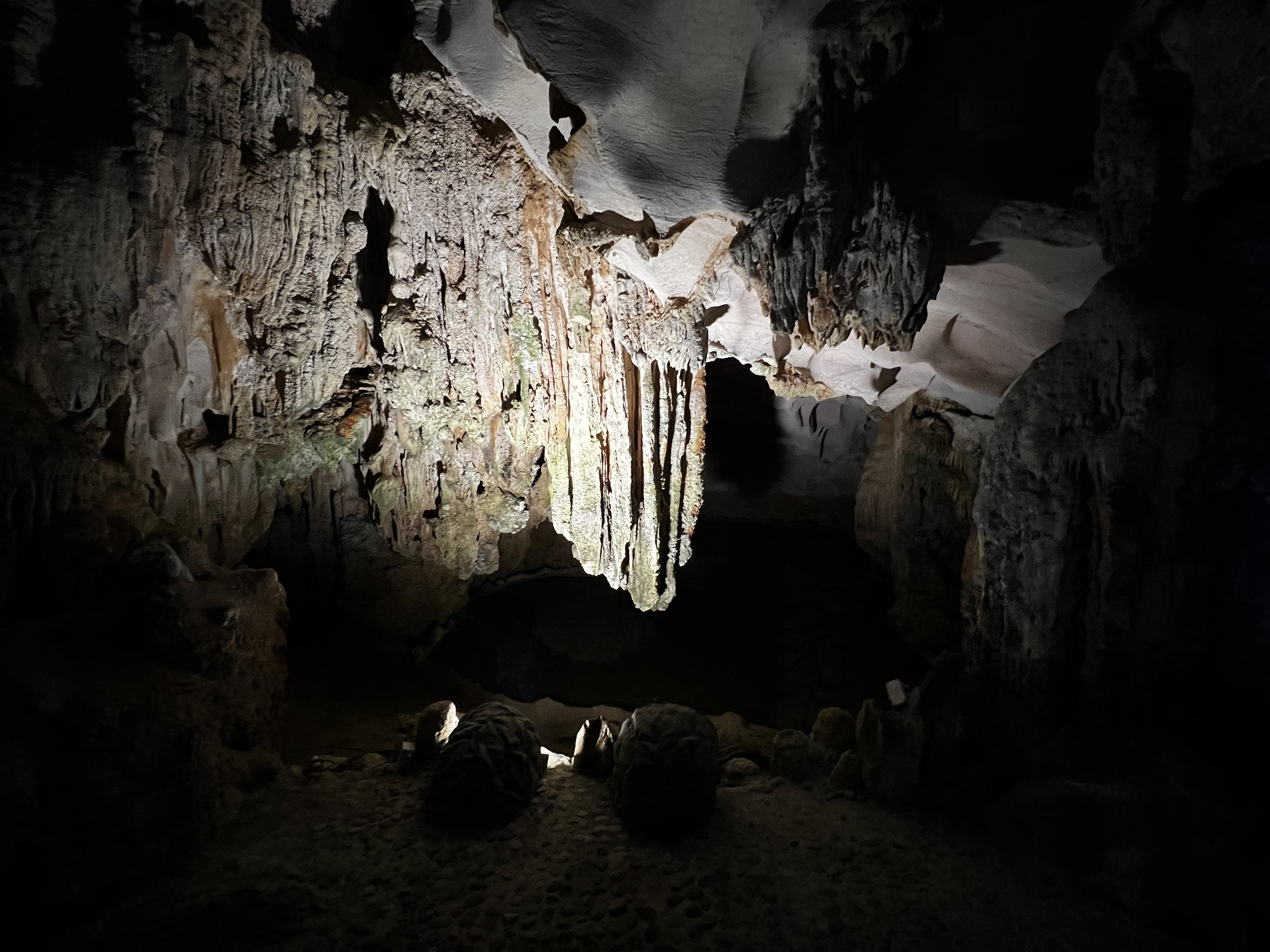 Picture Vietnam Ha Long Bay Sung Sot Cave 2024-01 51 - Center Sung Sot Cave