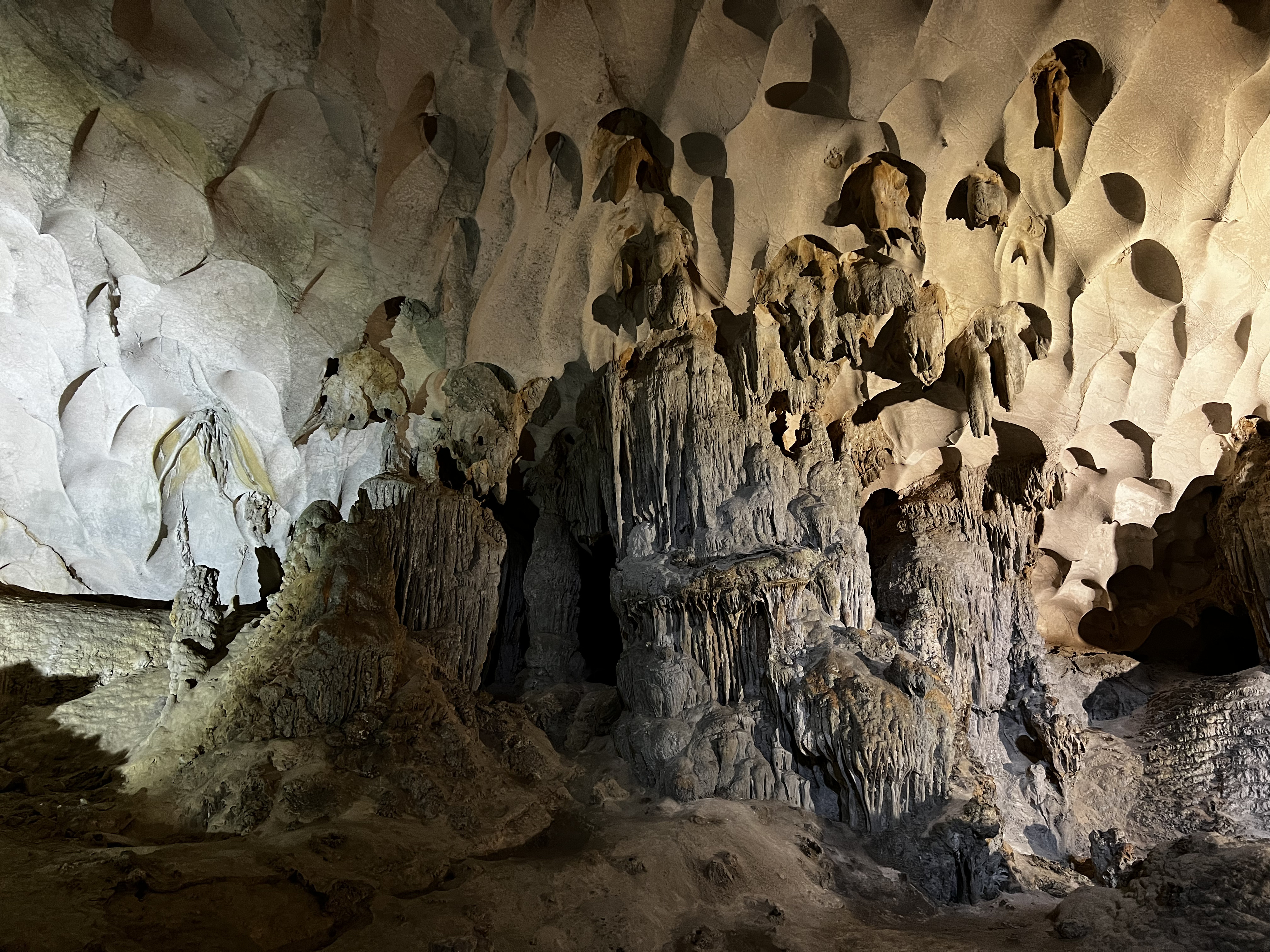 Picture Vietnam Ha Long Bay Sung Sot Cave 2024-01 33 - Discovery Sung Sot Cave