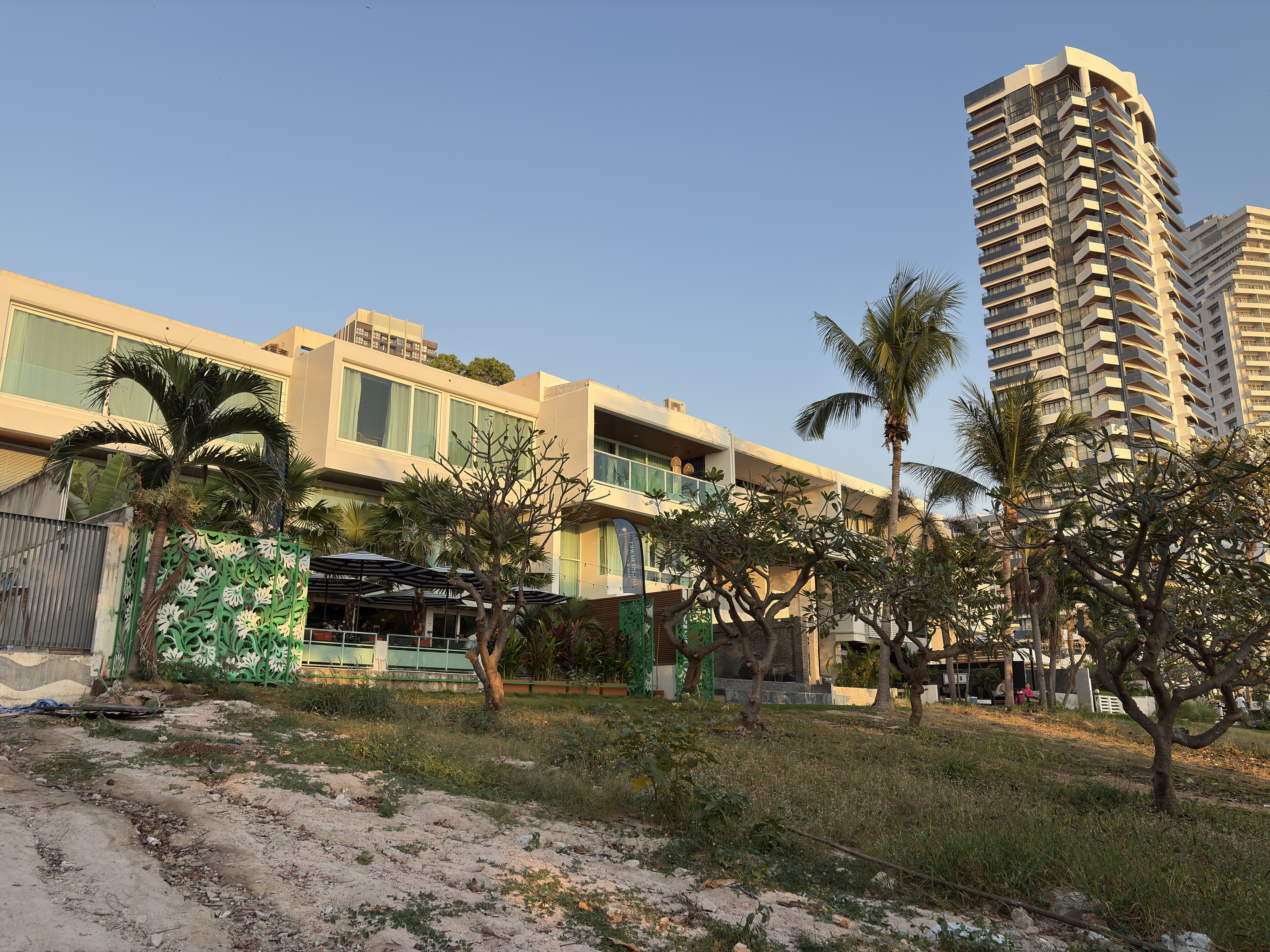 Picture Thailand Pattaya Dongtan beach 2025-12 14 - Tour Dongtan beach