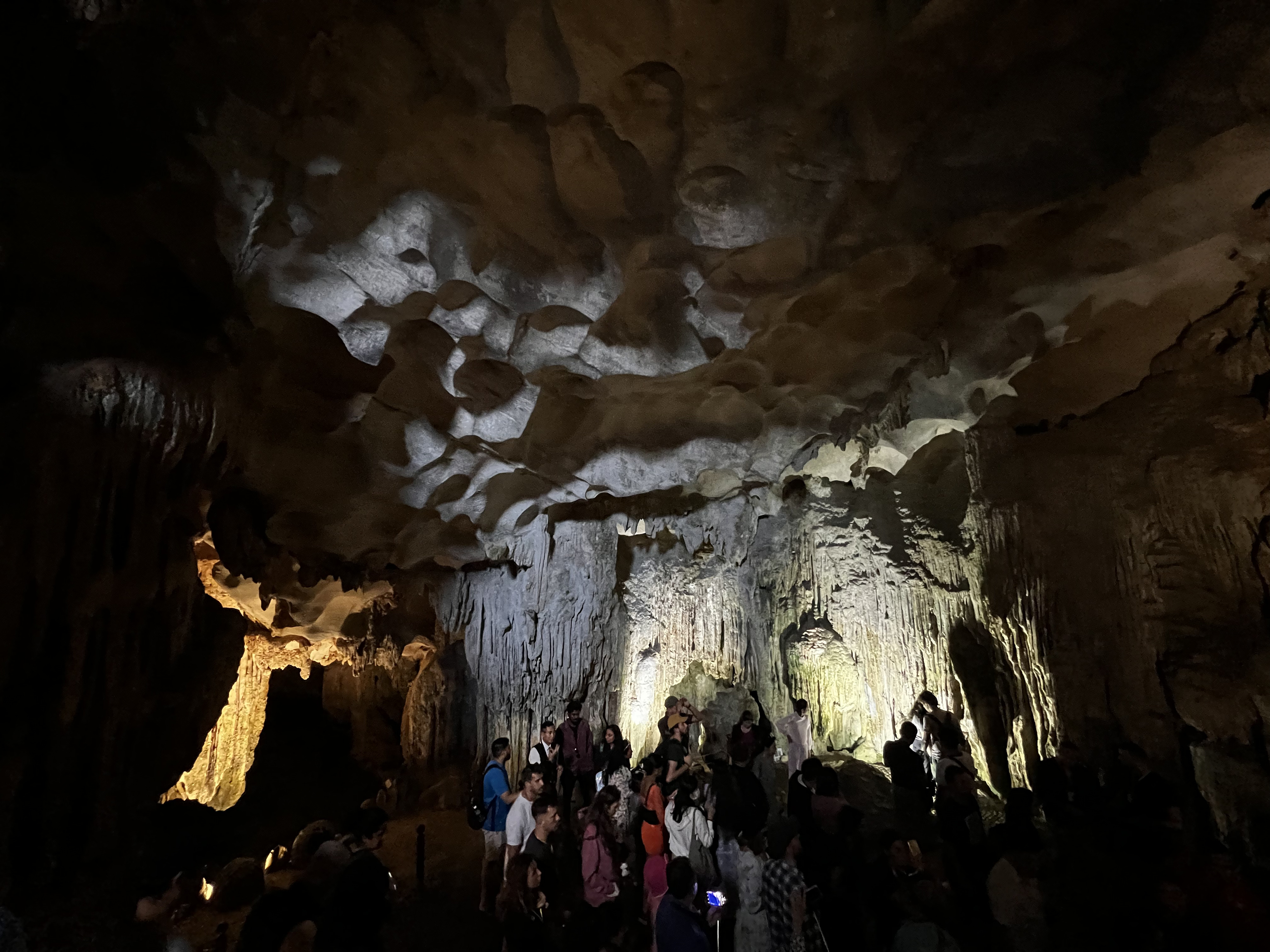 Picture Vietnam Ha Long Bay Sung Sot Cave 2024-01 31 - Discovery Sung Sot Cave