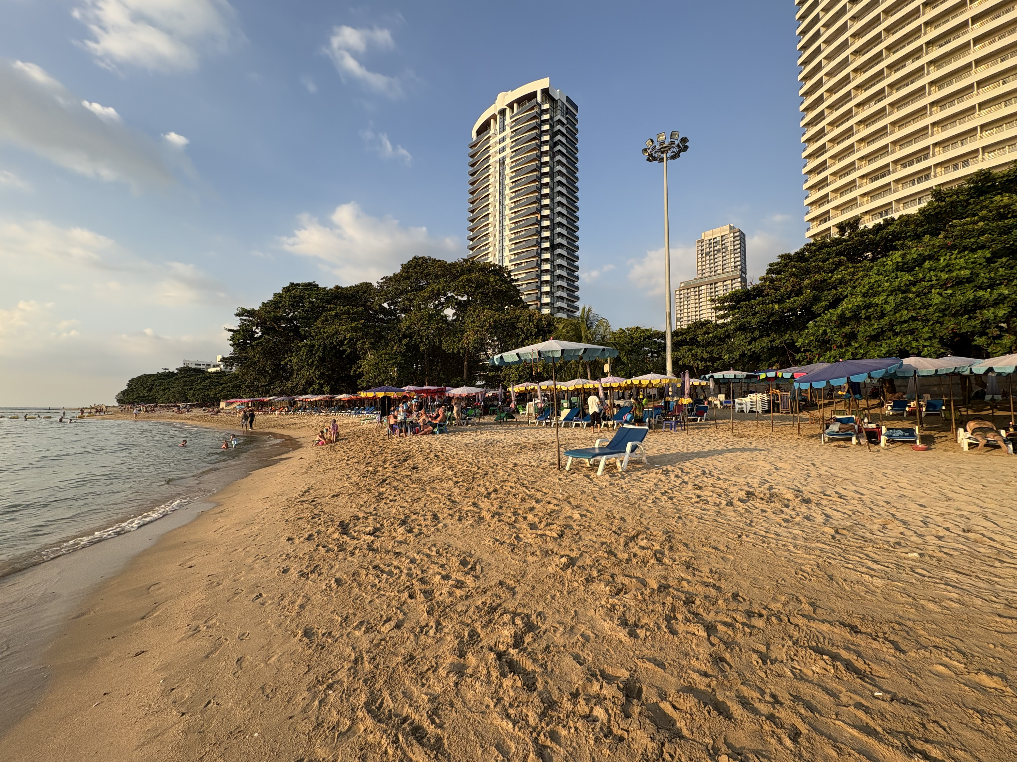 Picture Thailand Pattaya Dongtan beach 2025-12 18 - Center Dongtan beach