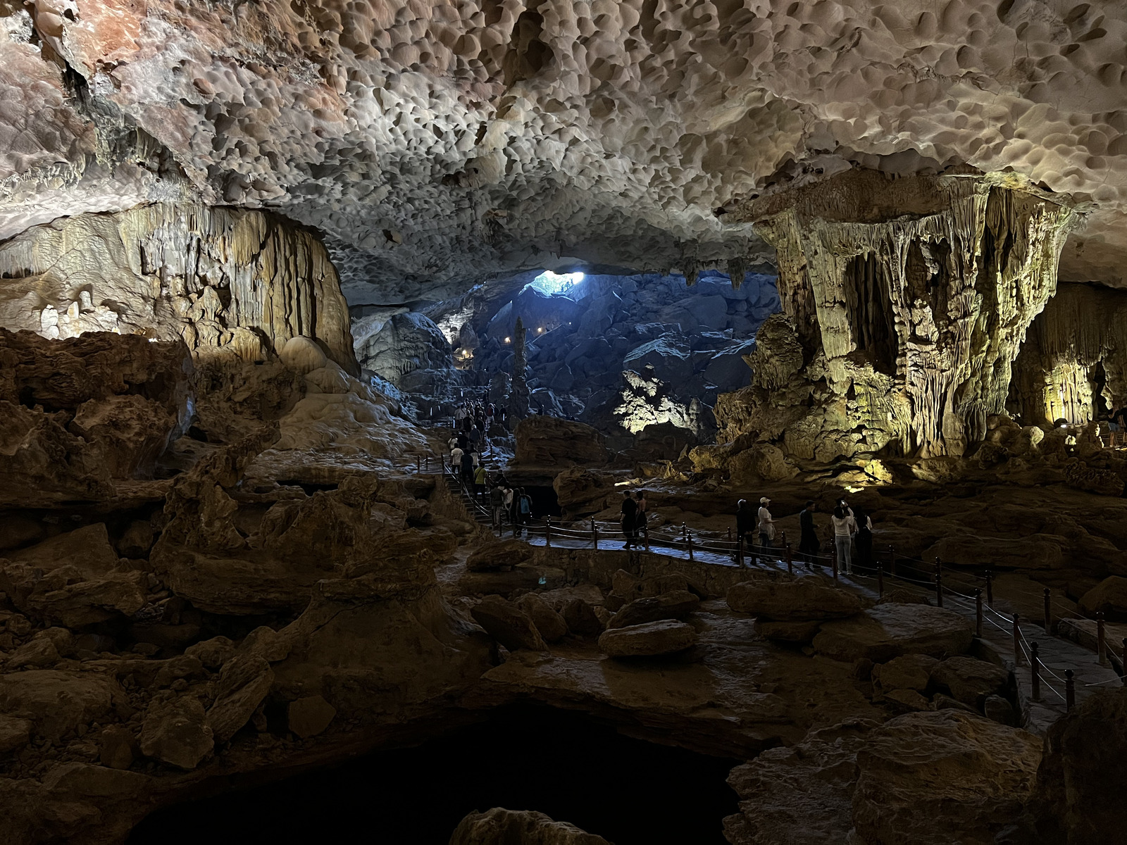 Picture Vietnam Ha Long Bay Sung Sot Cave 2024-01 35 - Tourist Sung Sot Cave