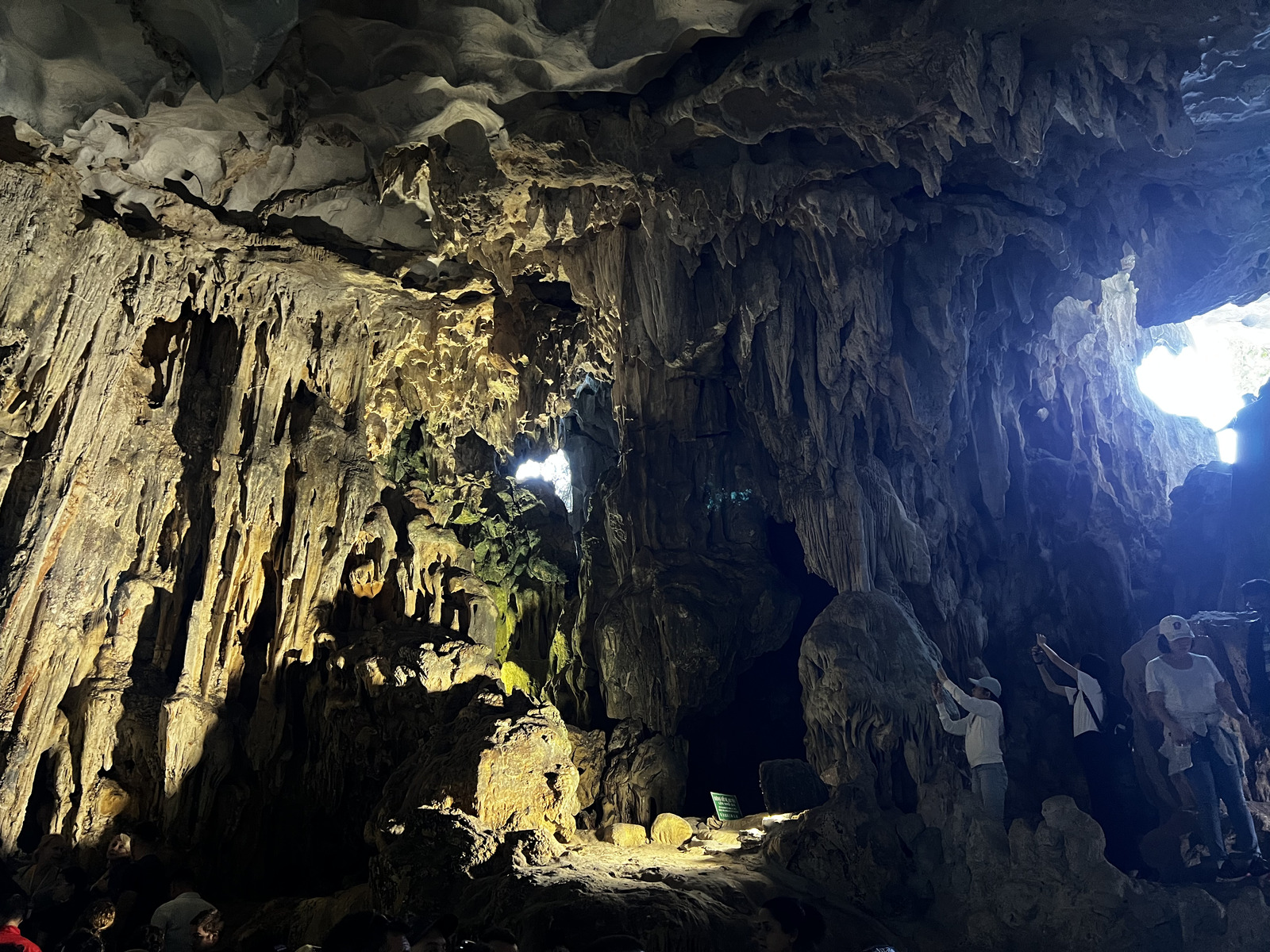 Picture Vietnam Ha Long Bay Sung Sot Cave 2024-01 34 - Tourist Sung Sot Cave