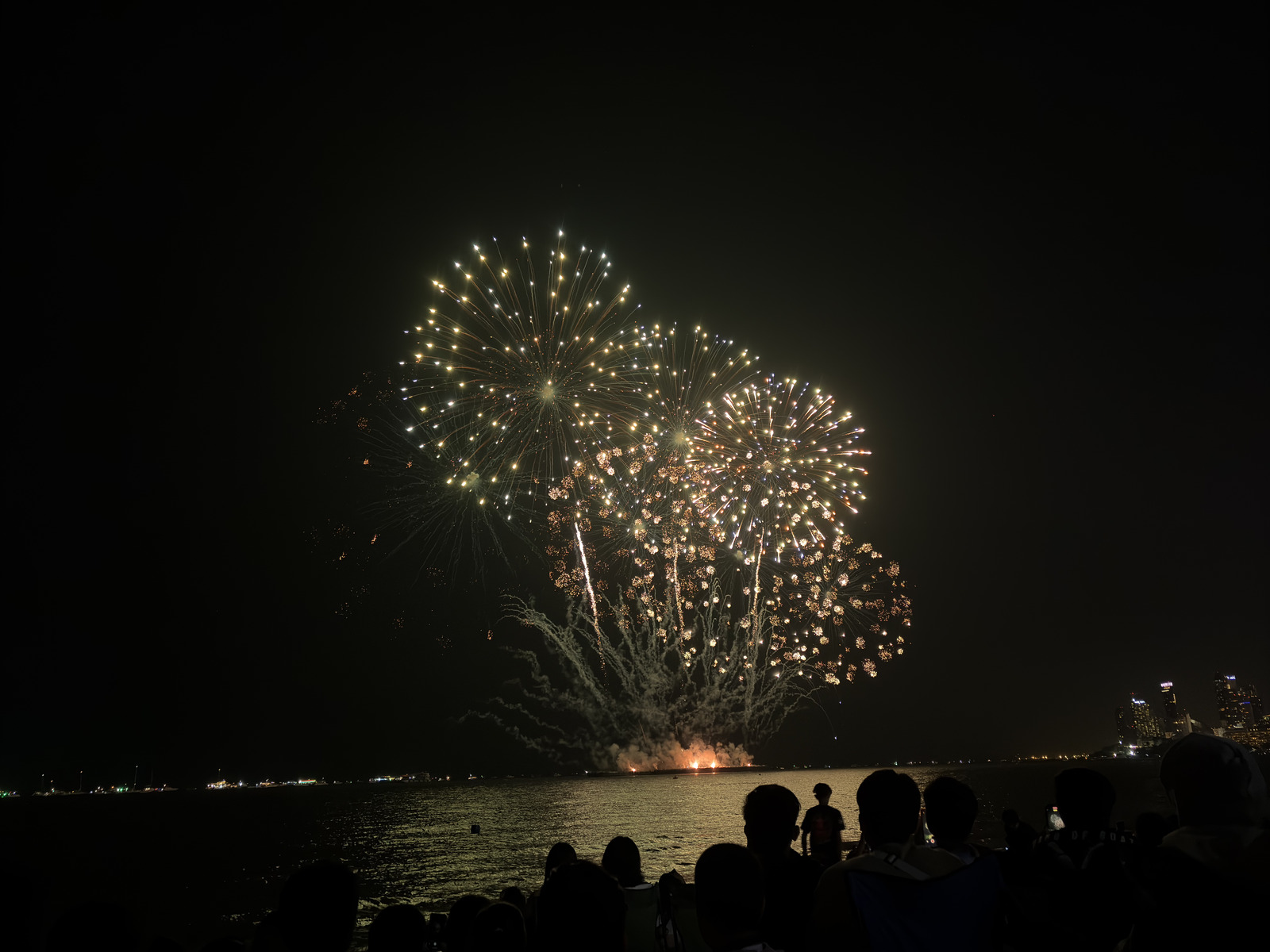 Picture Thailand Pattaya Fireworks 2024-12 27 - Photographers Fireworks