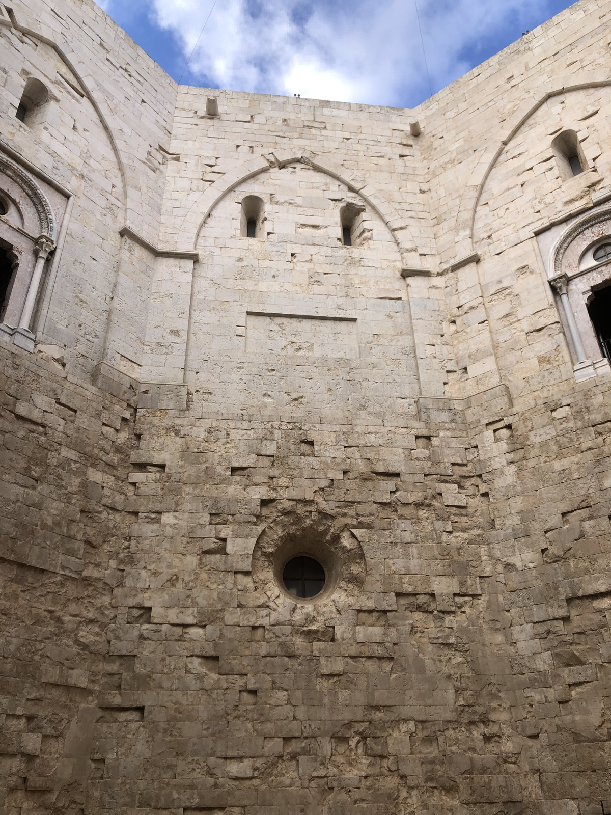 Picture Italy Castel del monte 2024-09 9 - Perspective Castel del monte