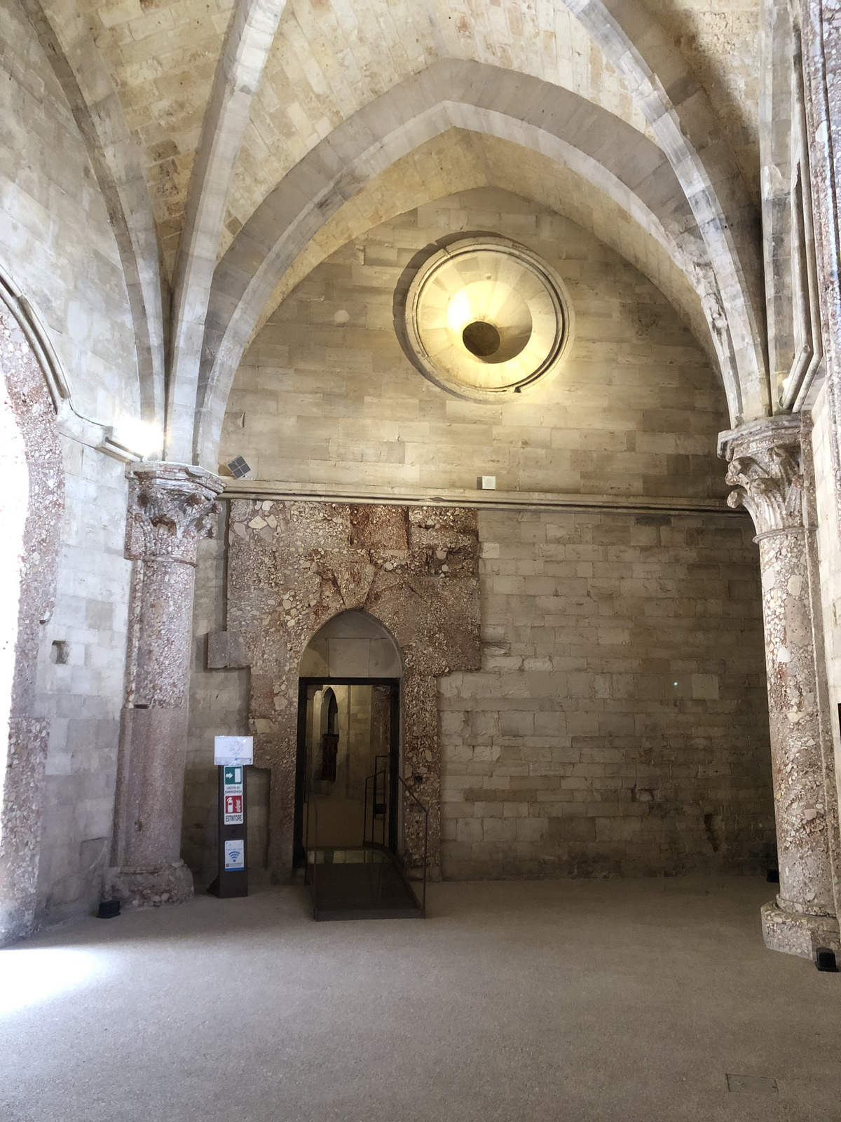 Picture Italy Castel del monte 2024-09 41 - Tourist Castel del monte