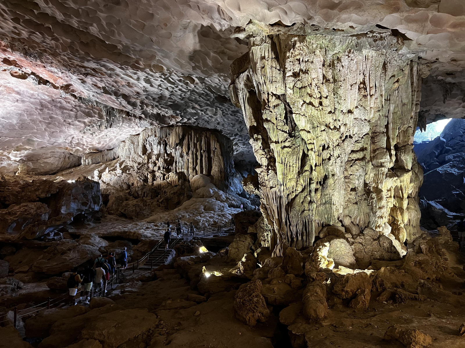 Picture Vietnam Ha Long Bay Sung Sot Cave 2024-01 4 - Randonee Sung Sot Cave