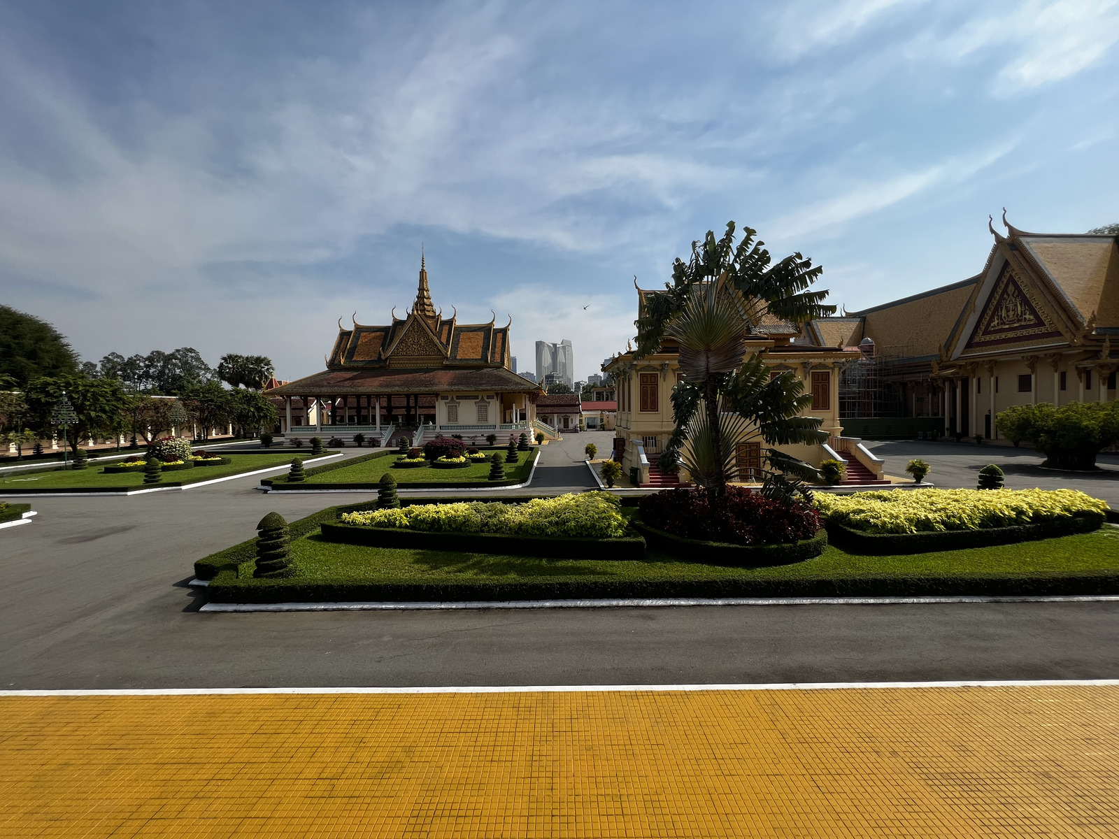 Picture Cambodia Phnom Penh Royal Palace 2024-01 39 - Shopping Mall Royal Palace