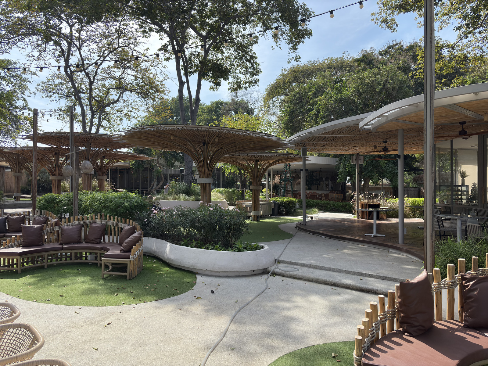 Picture Thailand Pattaya Oxygen Restaurant 2024-12 19 - Tourist Places Oxygen Restaurant
