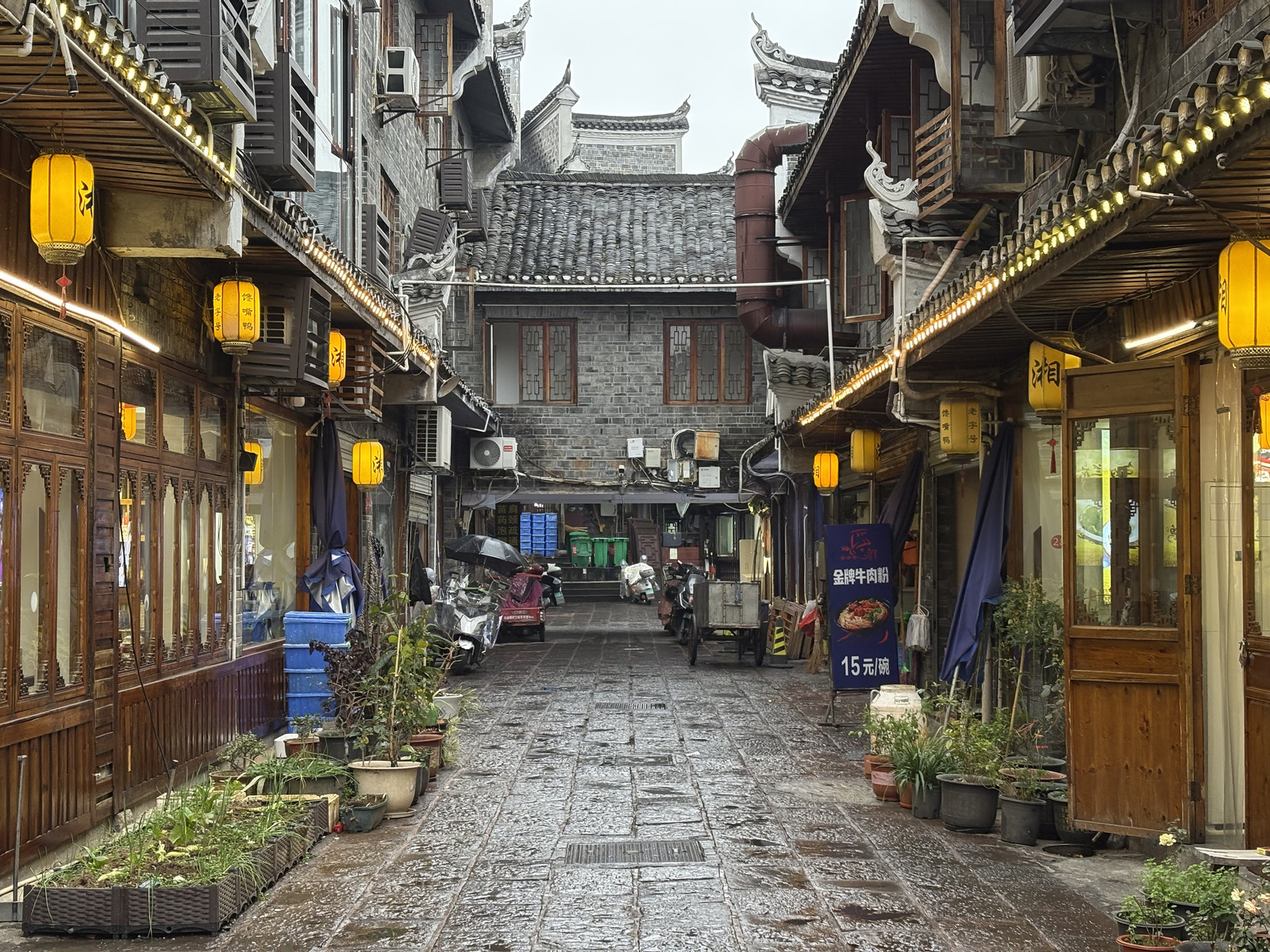 Picture China Fenghuang Ancient City 2026-01 12 - Car Fenghuang Ancient City