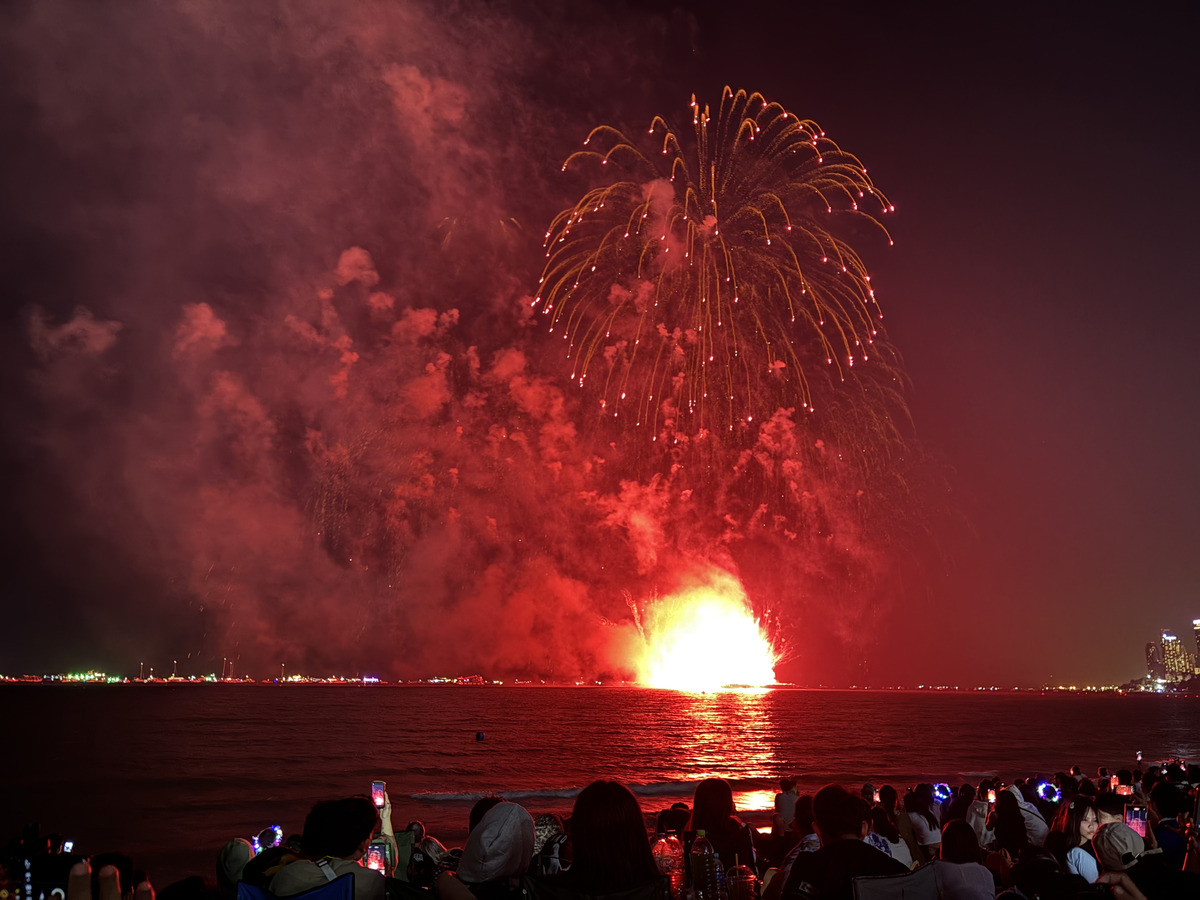 Picture Thailand Pattaya Fireworks 2024-12 91 - Streets Fireworks