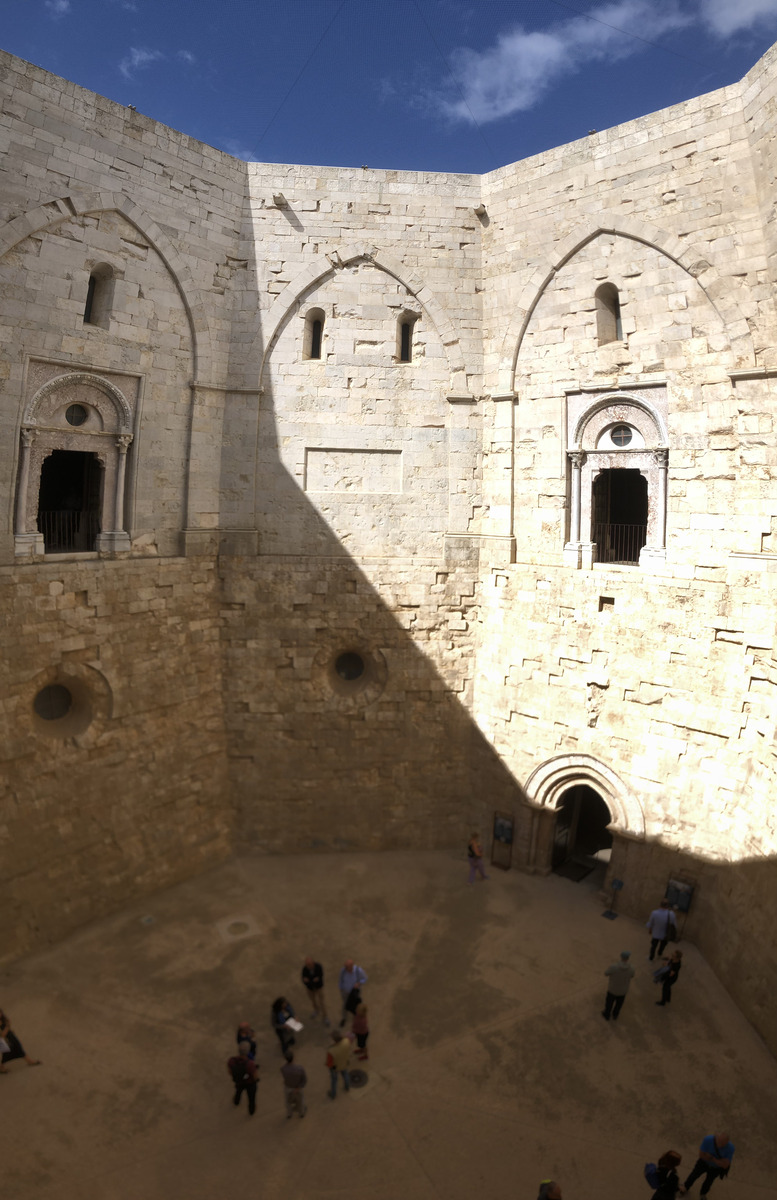 Picture Italy Castel del monte 2024-09 25 - Cost Castel del monte