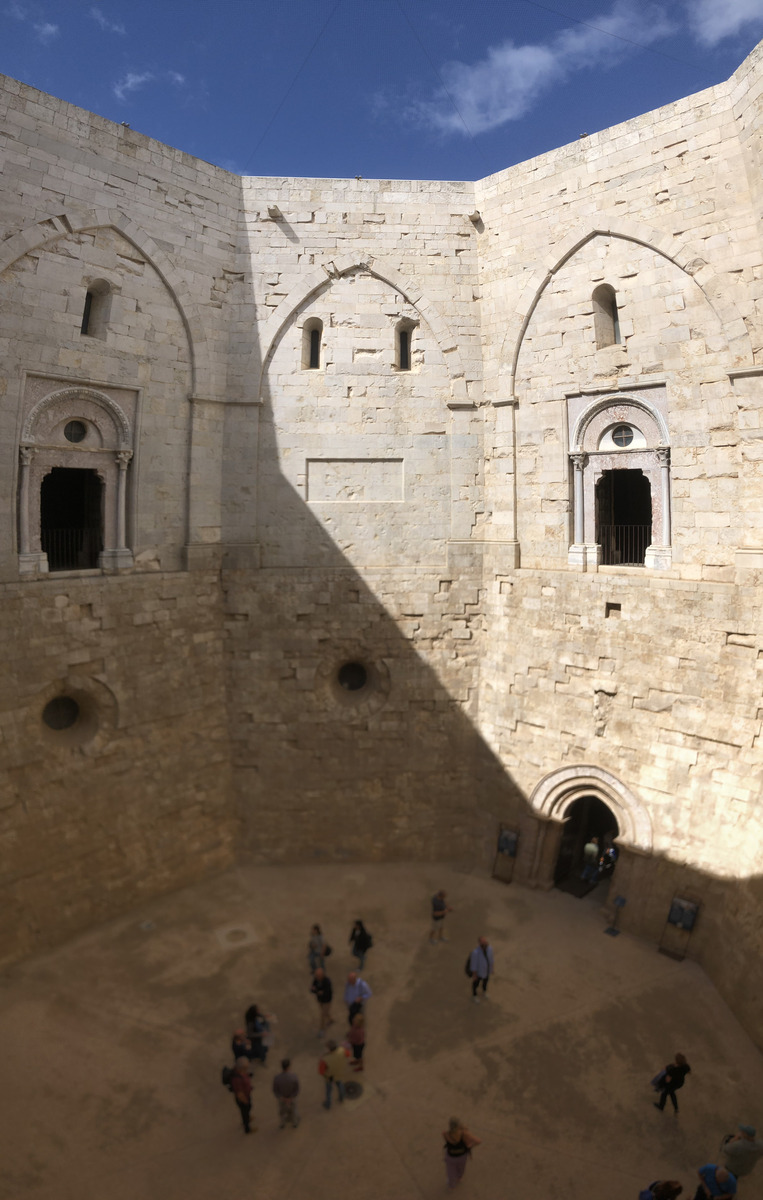 Picture Italy Castel del monte 2024-09 16 - Walking Street Castel del monte