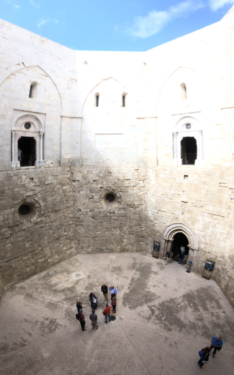 Picture Italy Castel del monte 2024-09 5 - Savings Castel del monte