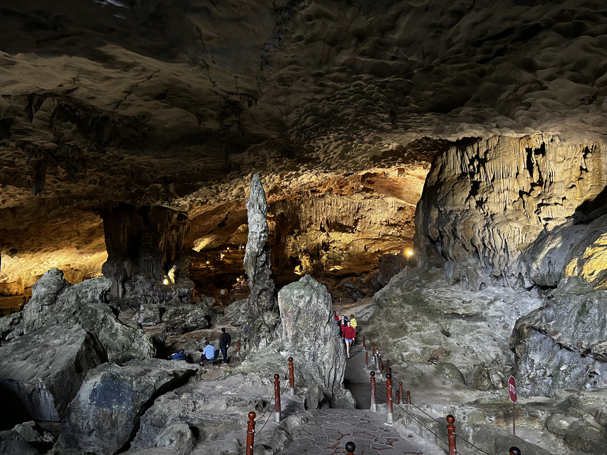 Picture Vietnam Ha Long Bay Sung Sot Cave 2024-01 20 - Rooms Sung Sot Cave