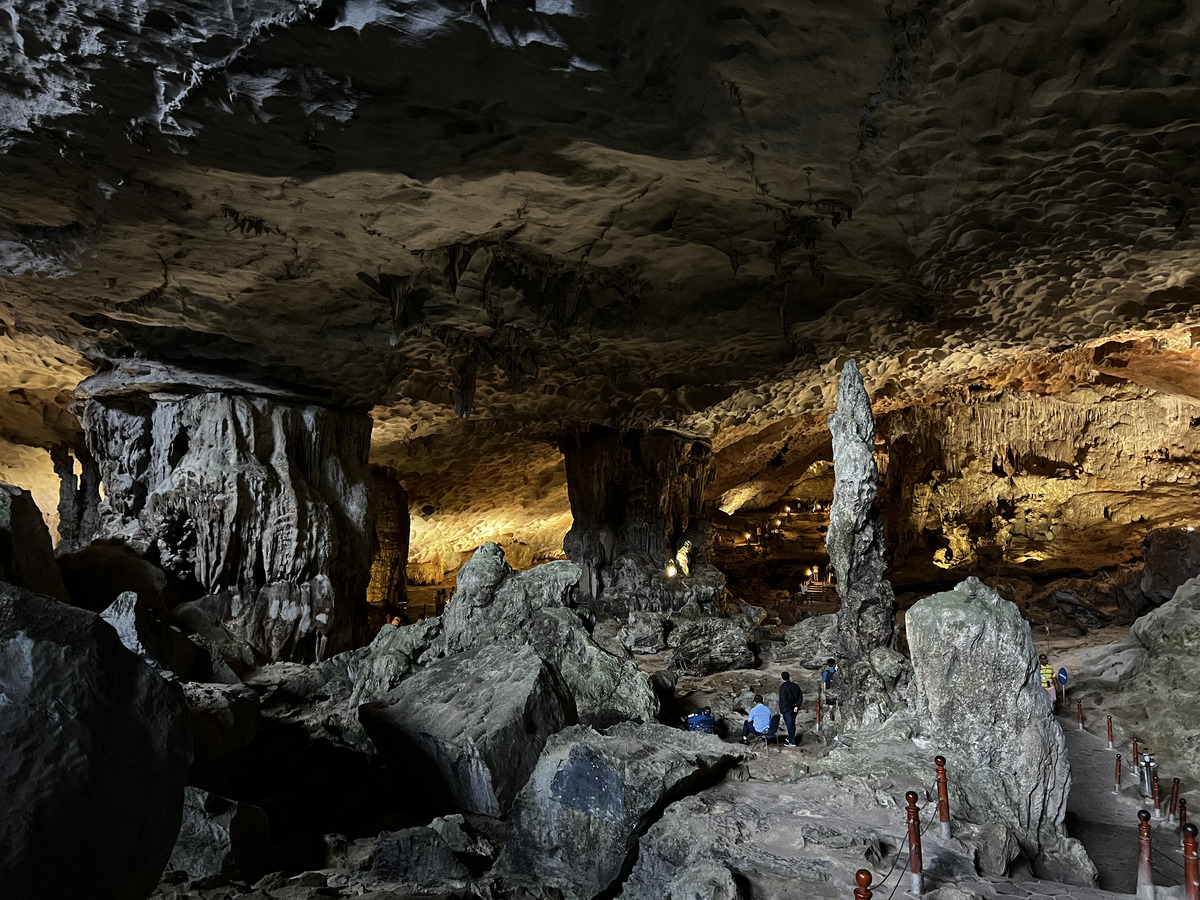 Picture Vietnam Ha Long Bay Sung Sot Cave 2024-01 41 - Street Sung Sot Cave