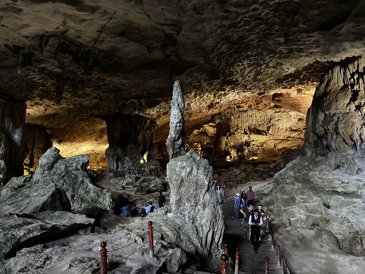 Picture Vietnam Ha Long Bay Sung Sot Cave 2024-01 25 - Sunset Sung Sot Cave