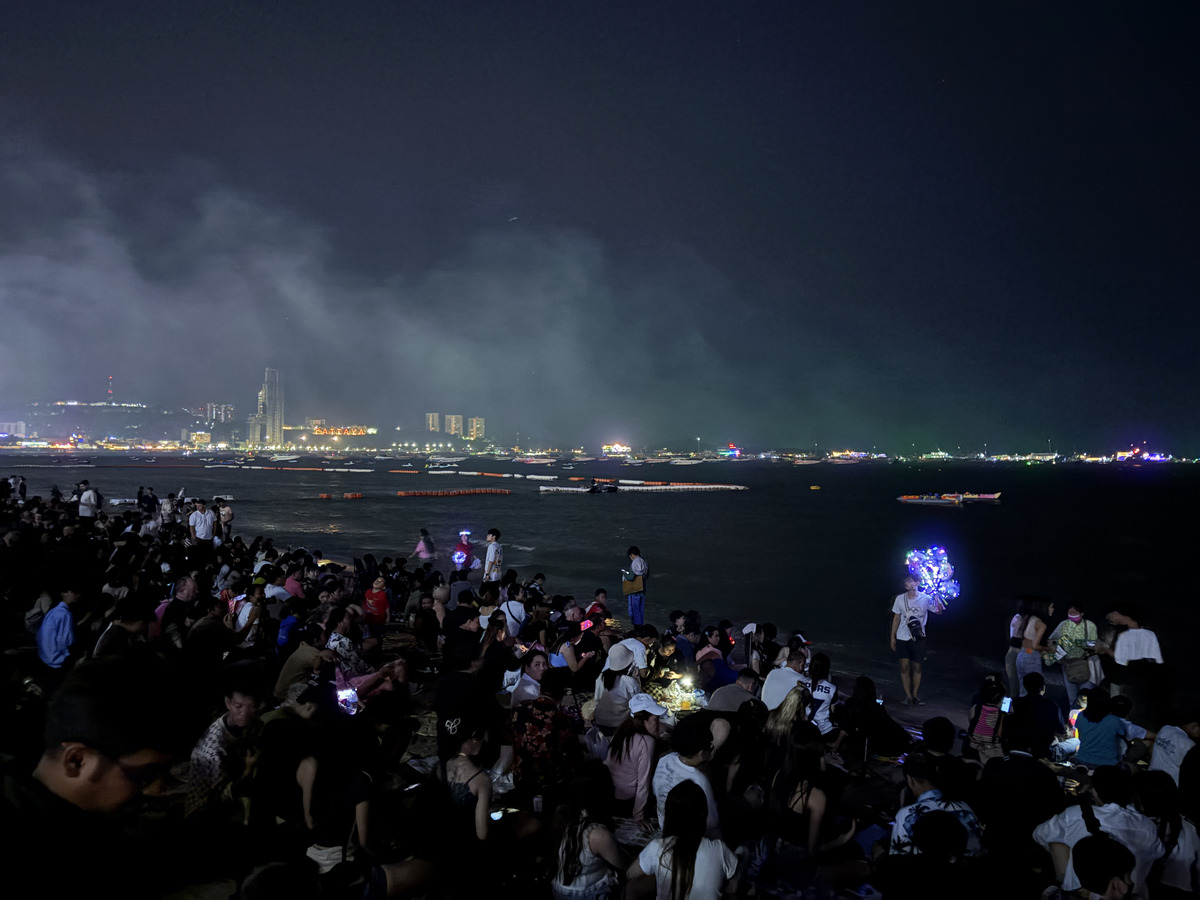 Picture Thailand Pattaya Fireworks 2024-12 61 - Sauna Fireworks