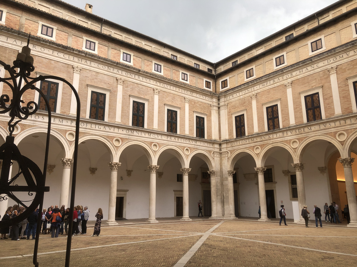 Picture Italy Urbino 2024-09 508 - Shopping Urbino