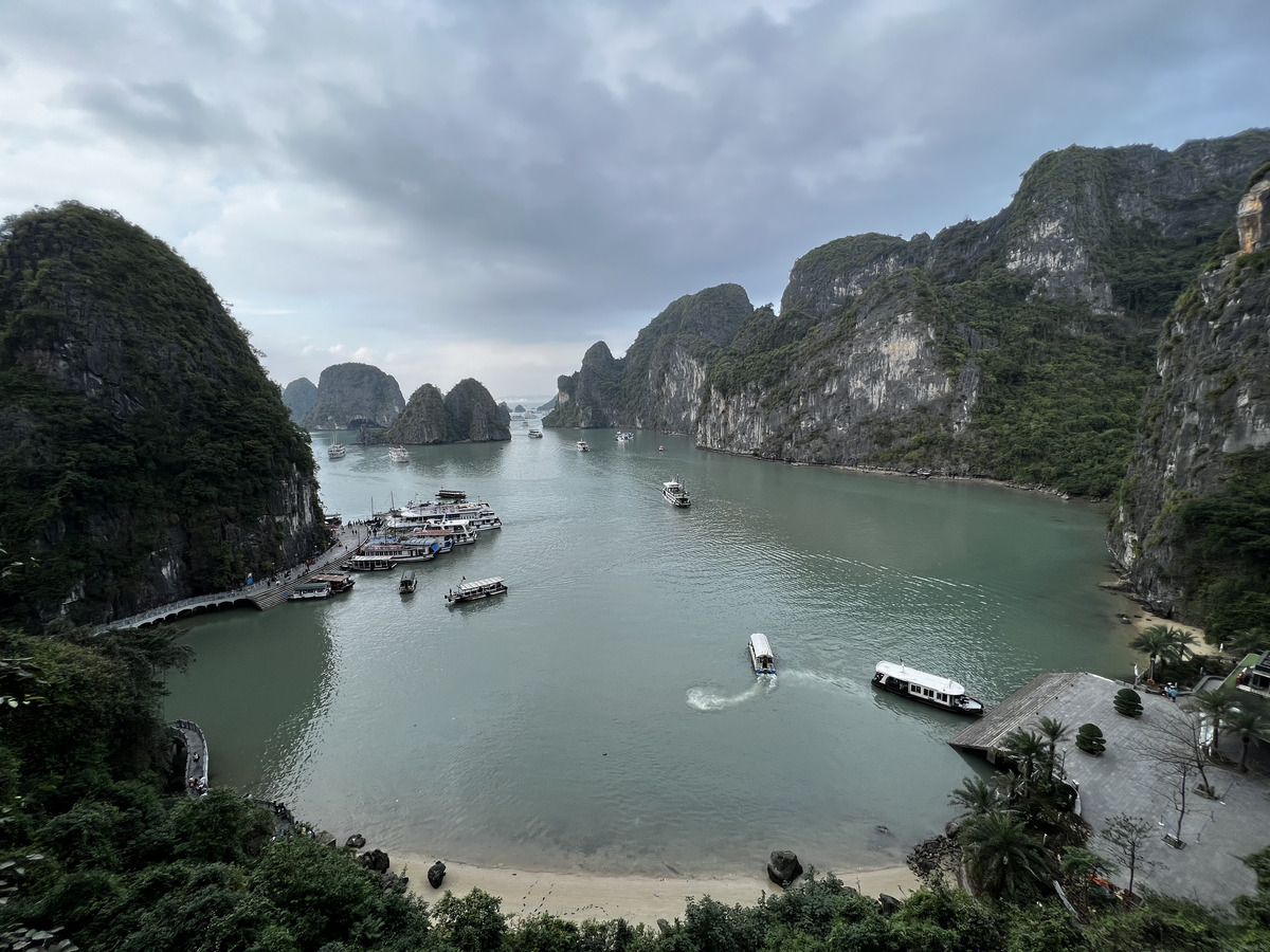 Picture Vietnam Ha Long Bay Sung Sot Cave 2024-01 54 - Cheap Room Sung Sot Cave
