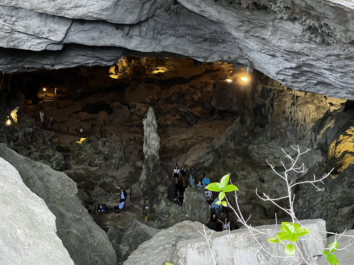Picture Vietnam Ha Long Bay Sung Sot Cave 2024-01 39 - Restaurant Sung Sot Cave