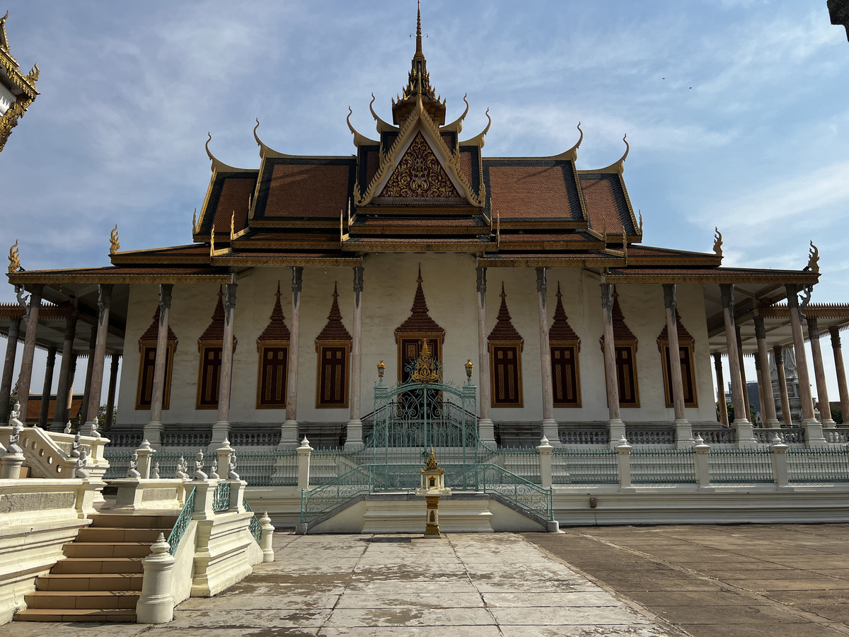 Picture Cambodia Phnom Penh Royal Palace 2024-01 34 - Street Royal Palace