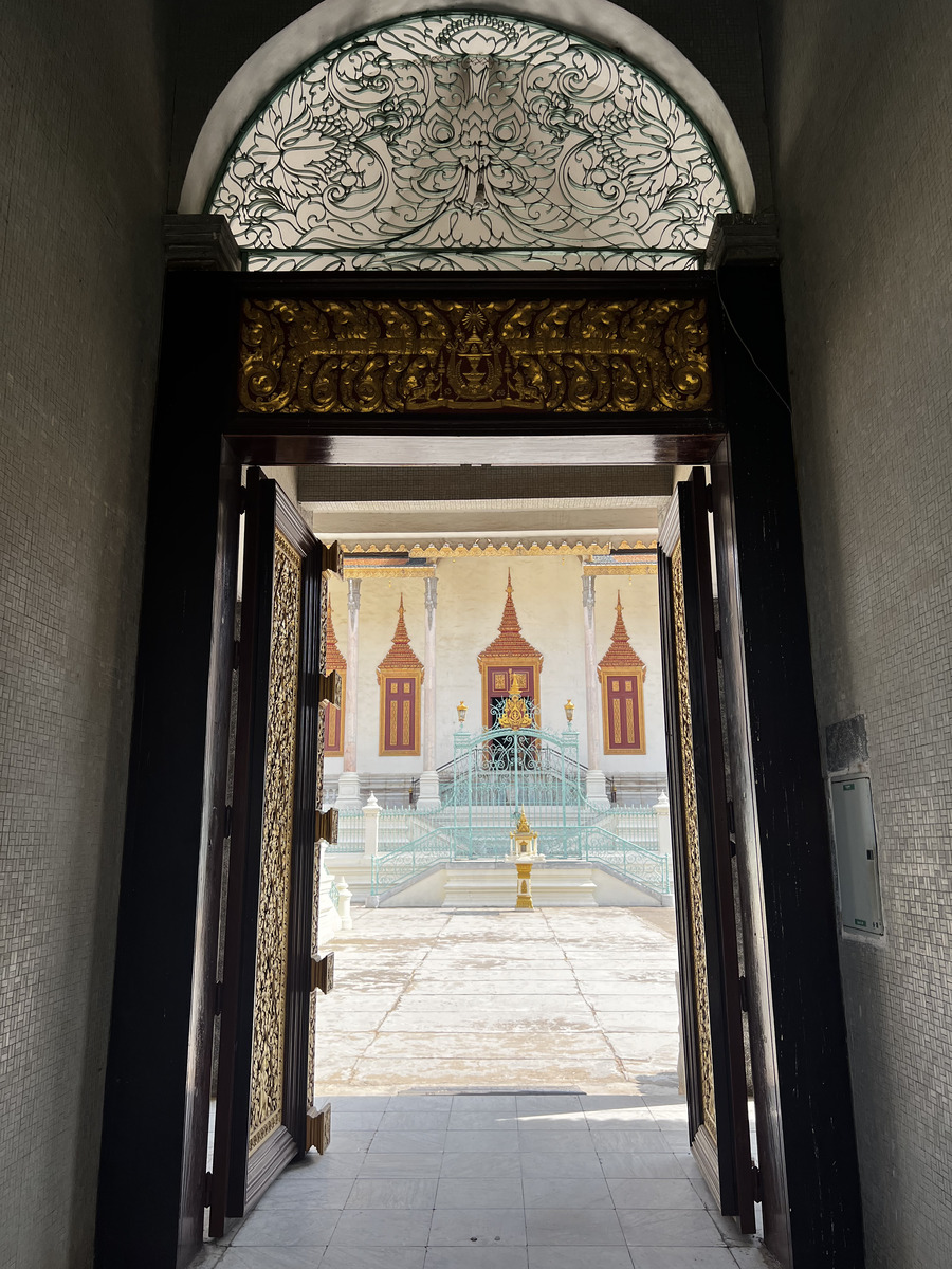 Picture Cambodia Phnom Penh Royal Palace 2024-01 58 - Street Royal Palace