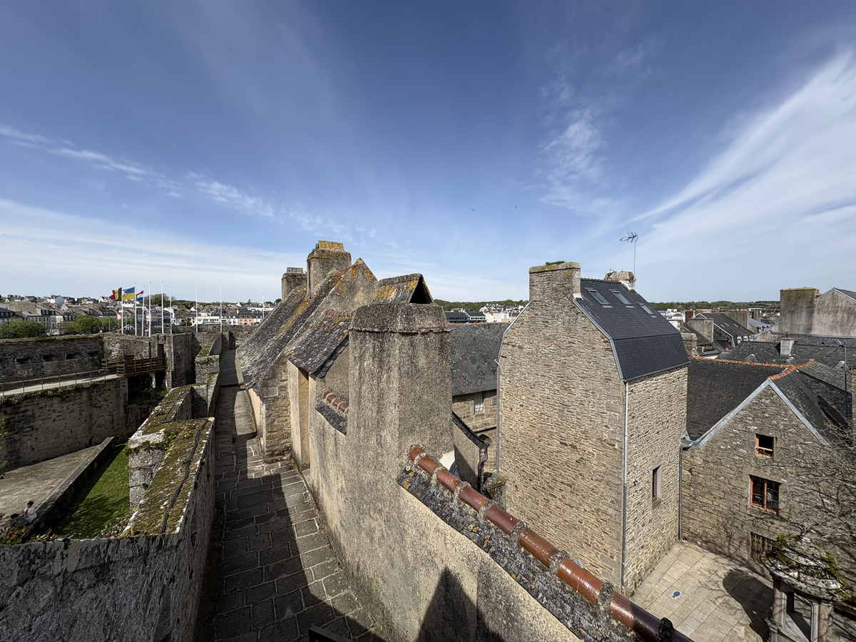 Picture France Concarneau Ville close 2026-04 85 - Sunrise Ville close