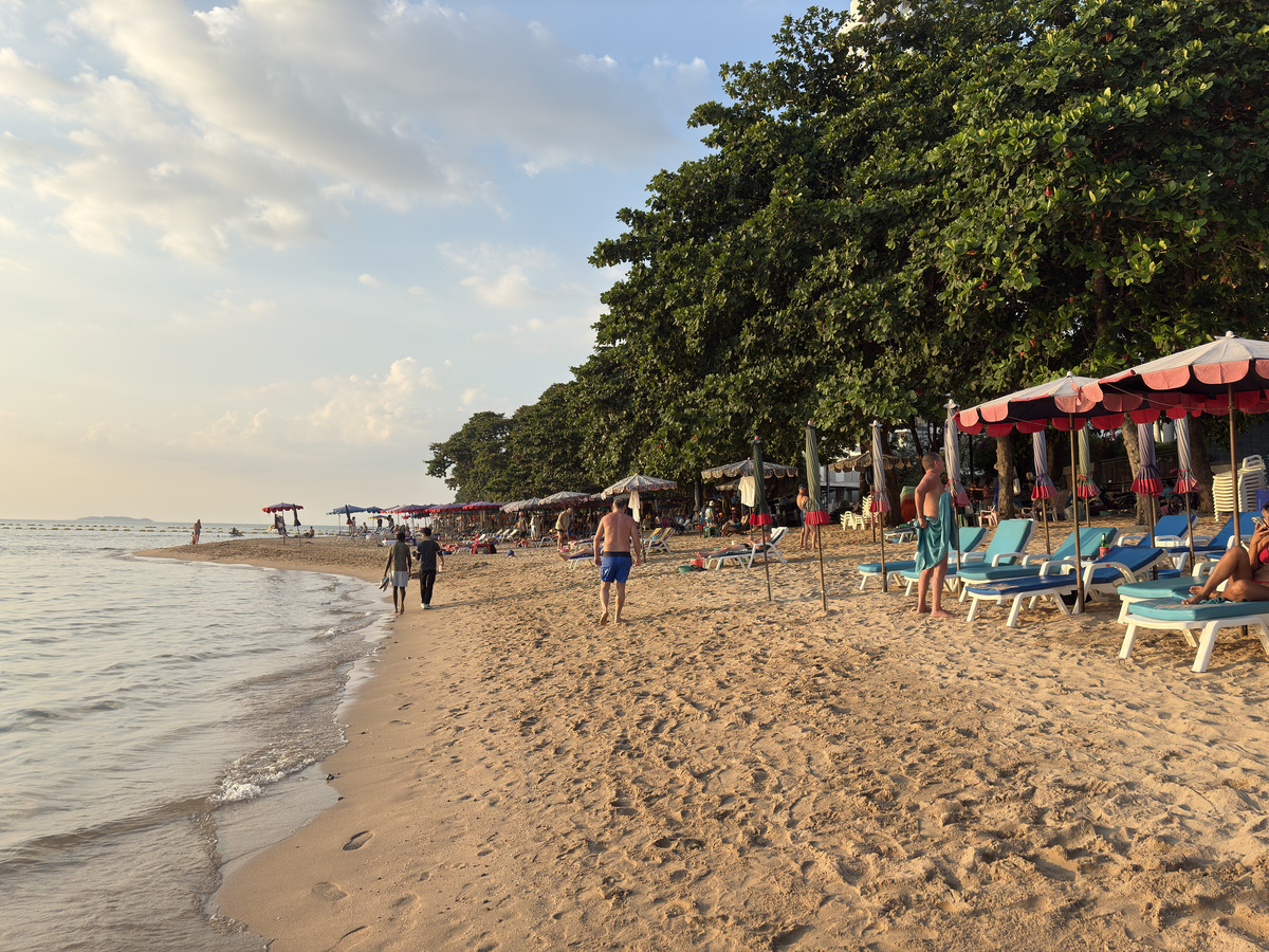 Picture Thailand Pattaya Dongtan beach 2025-12 29 - Night Dongtan beach