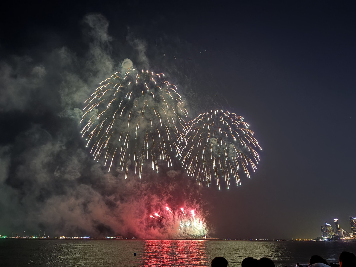 Picture Thailand Pattaya Fireworks 2024-12 95 - Hotel Pools Fireworks