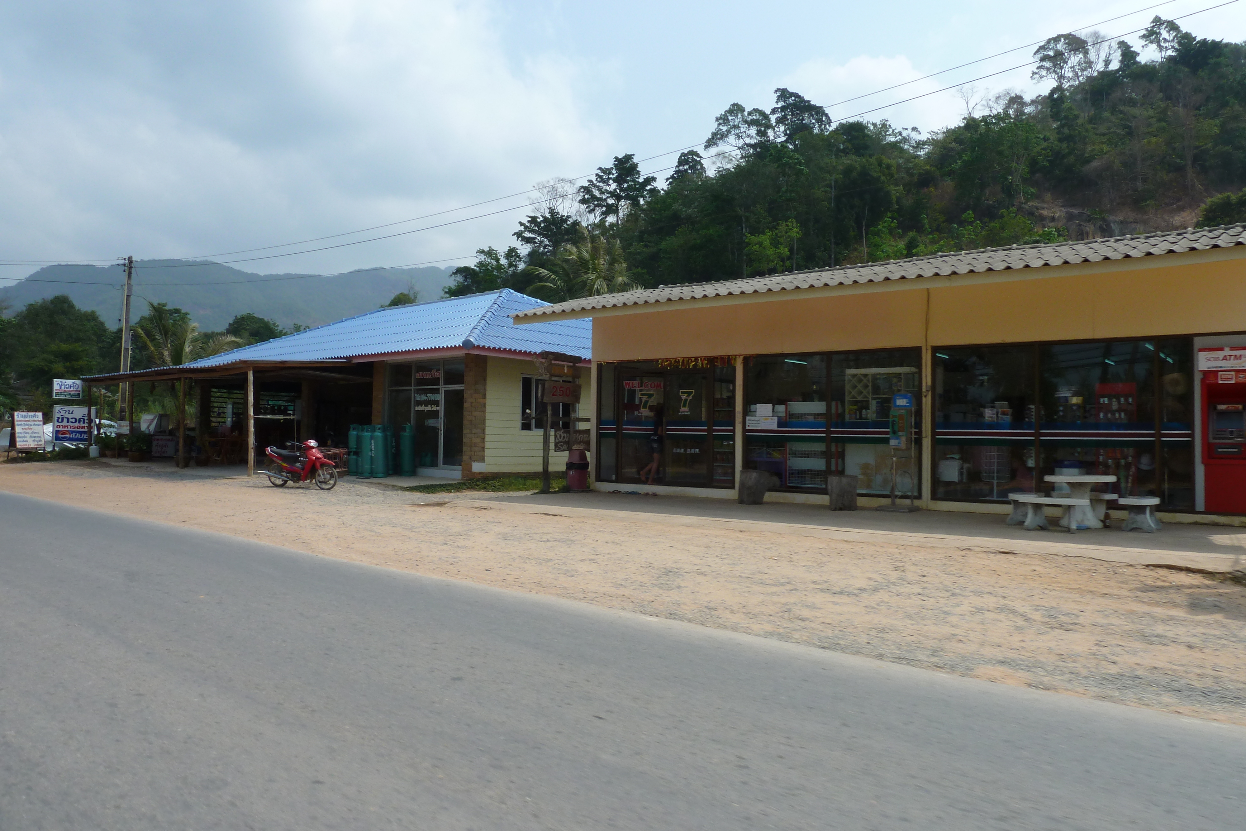 รูปถ่าย ไทย(Thailand) เกาะช้าง(Ko Chang) ถนนบนเกาะ(Island road) 2011-02 38