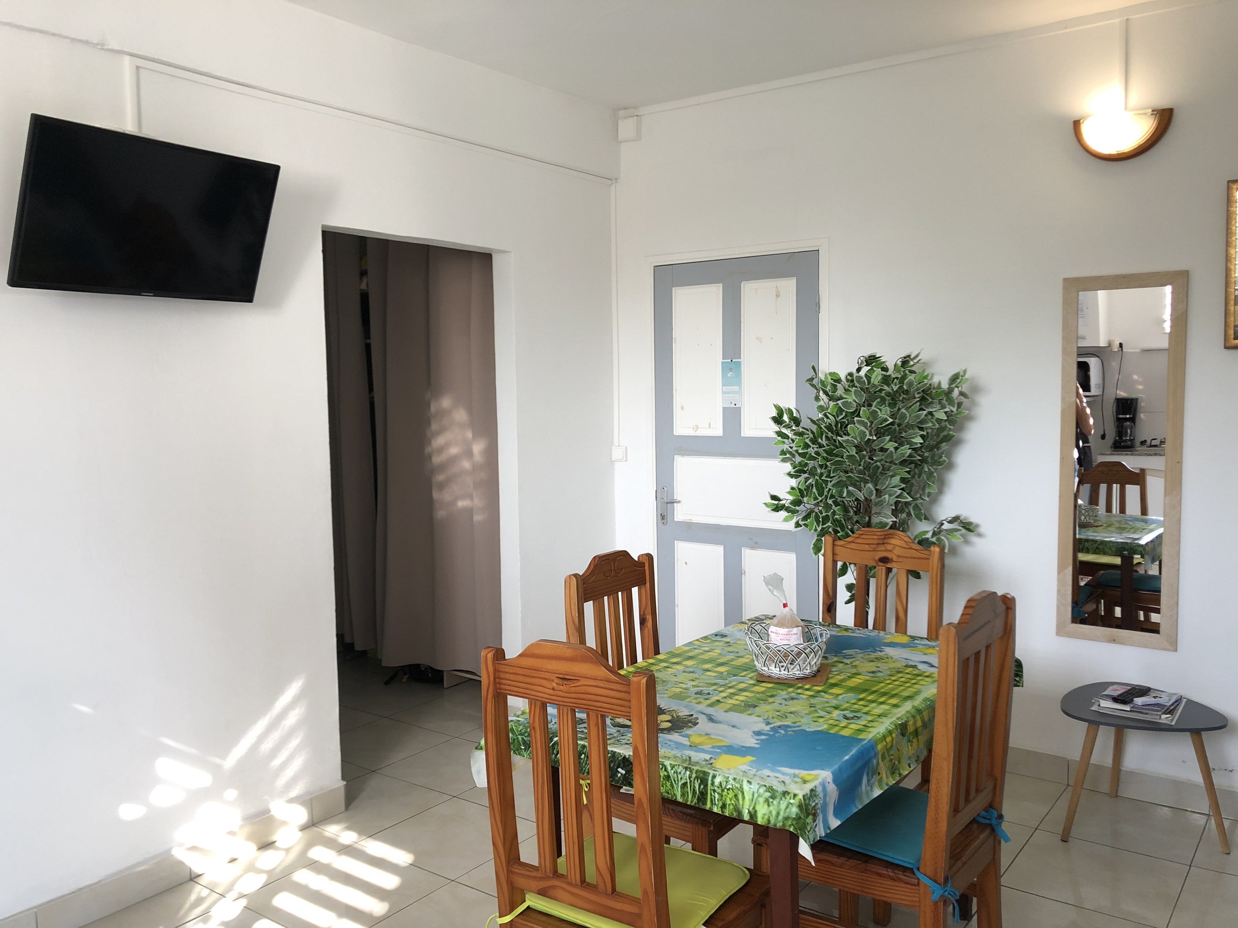 รูปถ่าย กวาเดอลูป(Guadeloupe) แซ็งตาน(Sainte Anne) 2021-02 20